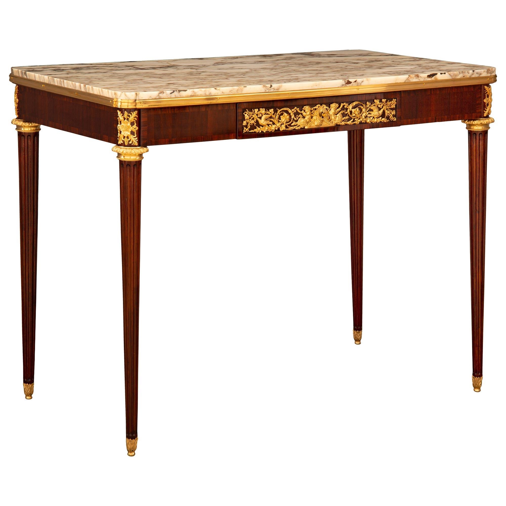 Français Table centrale/table d'appoint Louis XVI du 19ème siècle attribuée à Franois Linke en vente