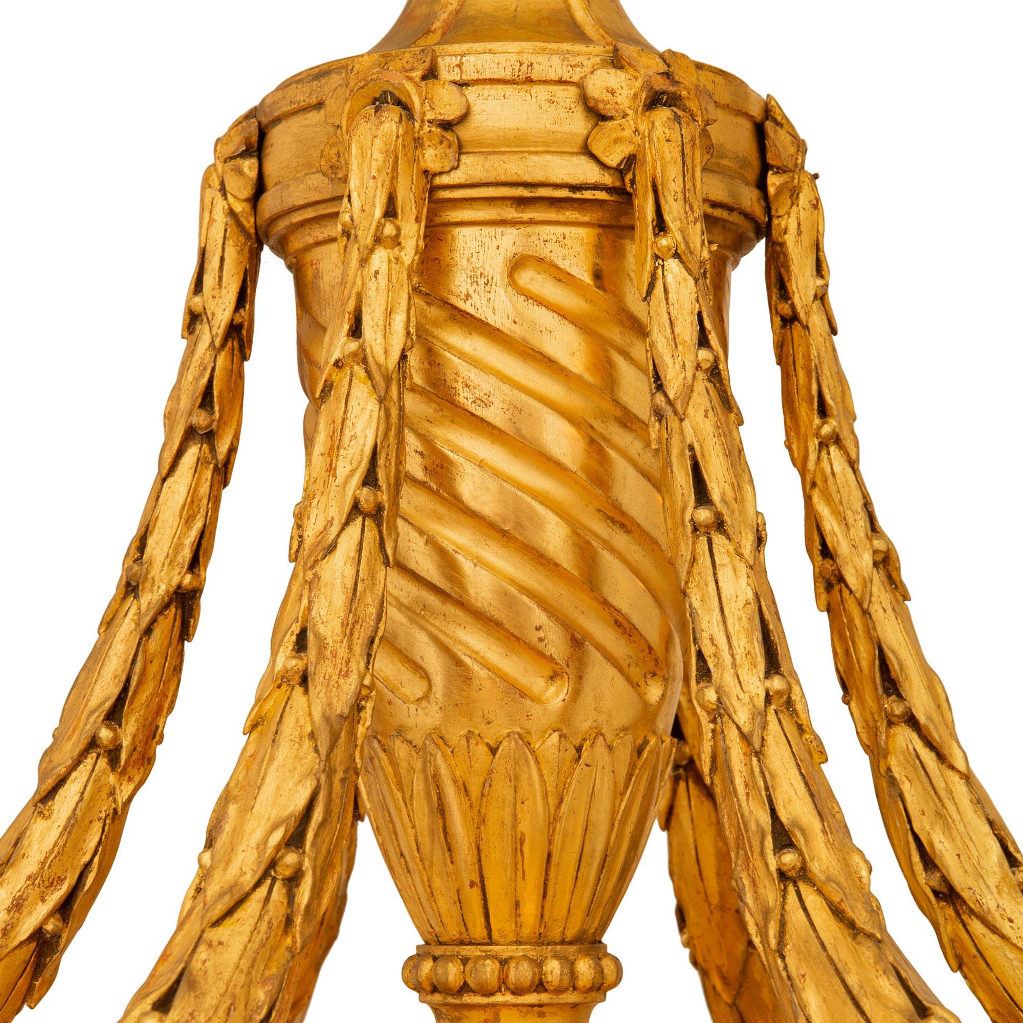 Legno dorato Lampadario a sei bracci in legno dorato circolare francese del XIX secolo Luigi XVI St. in vendita