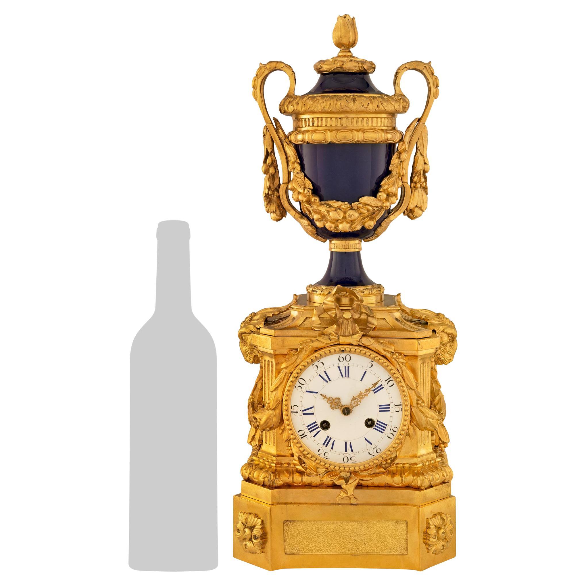 Pendule en porcelaine bleu cobalt et bronze doré de style Louis XVI du 19e siècle en vente 6