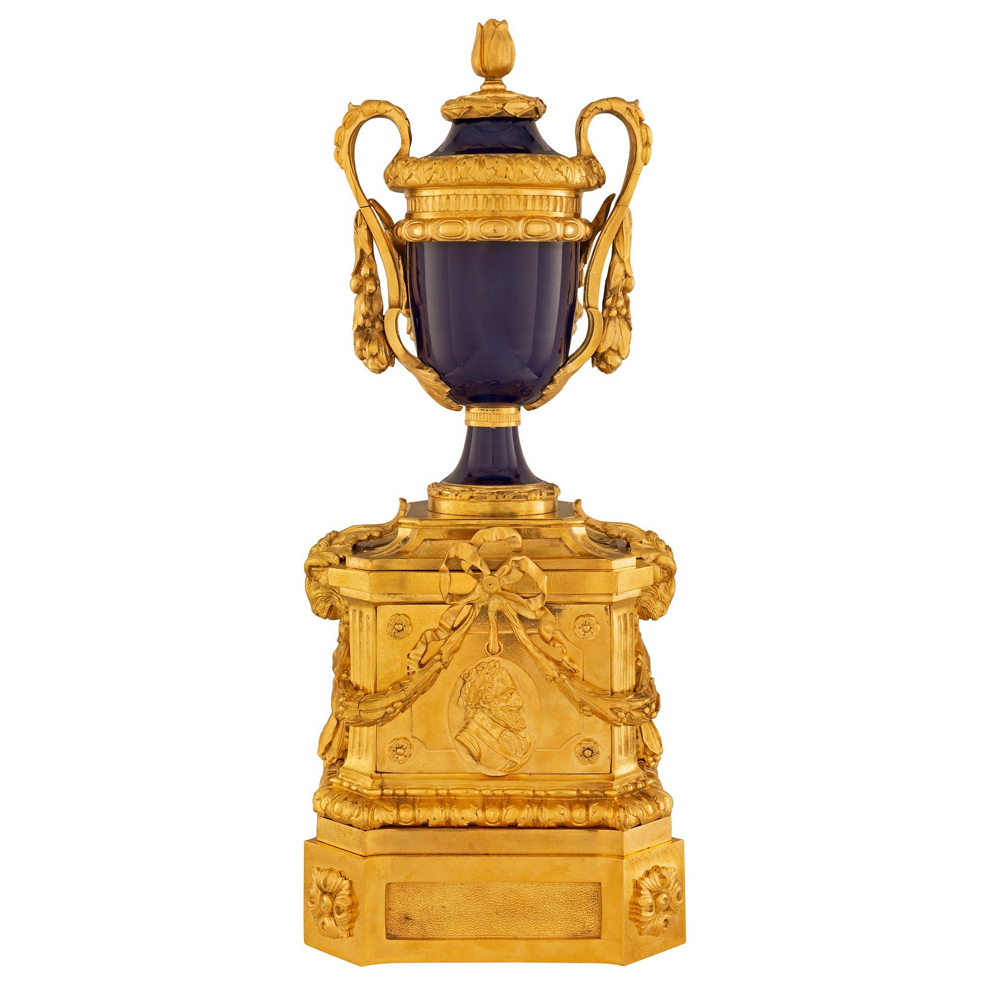 Pendule en porcelaine bleu cobalt et bronze doré de style Louis XVI du 19e siècle Bon état - En vente à West Palm Beach, FL