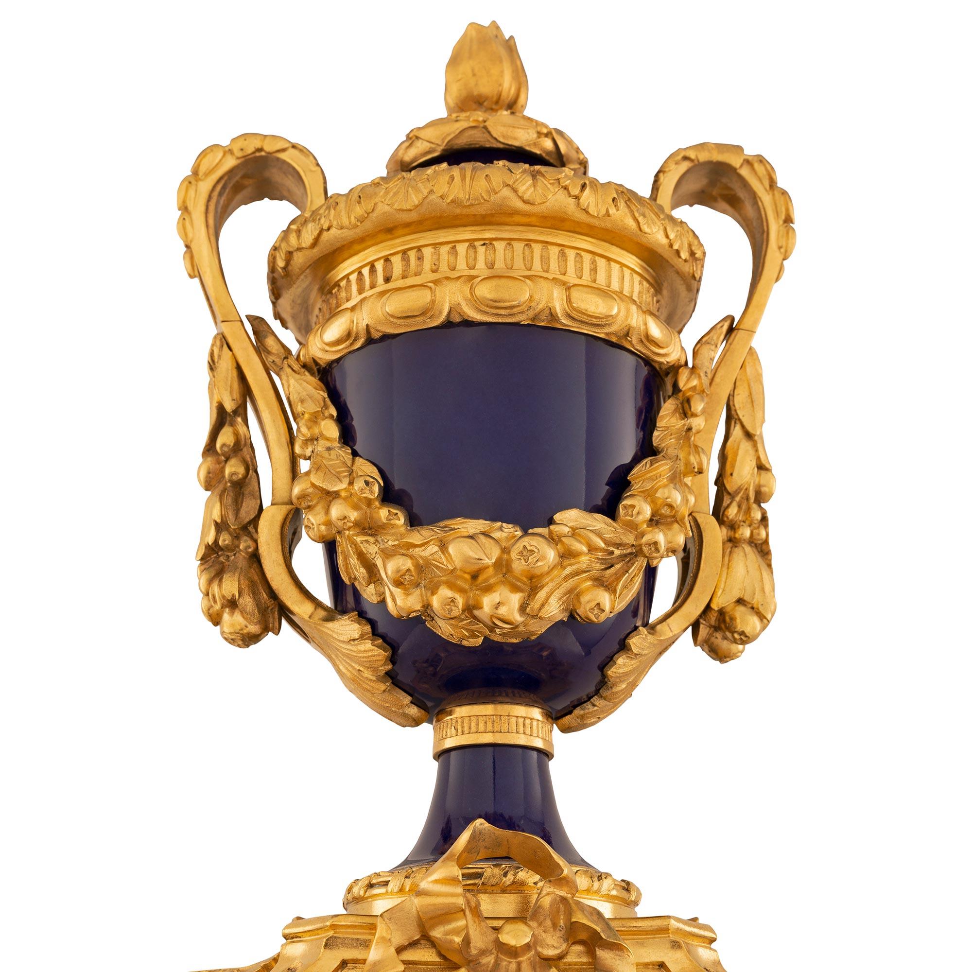 XIXe siècle Pendule en porcelaine bleu cobalt et bronze doré de style Louis XVI du 19e siècle en vente