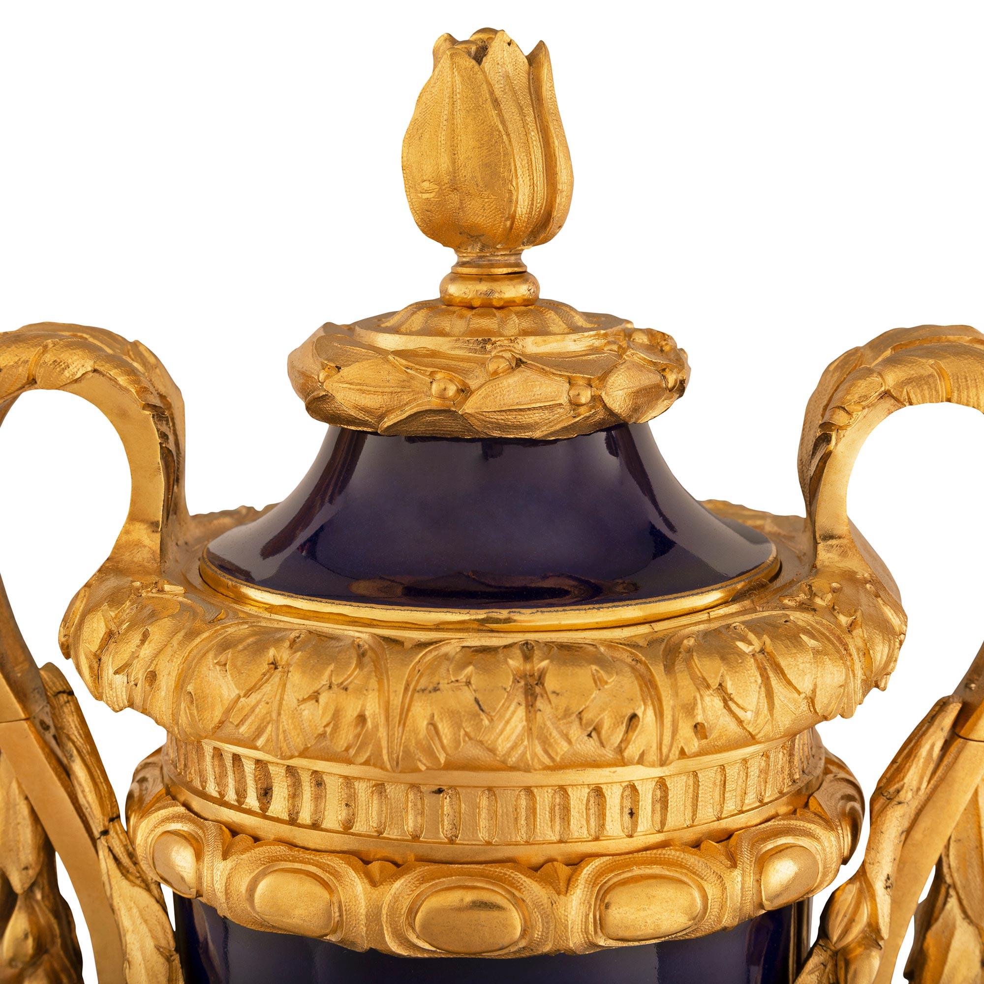 Porcelaine Pendule en porcelaine bleu cobalt et bronze doré de style Louis XVI du 19e siècle en vente