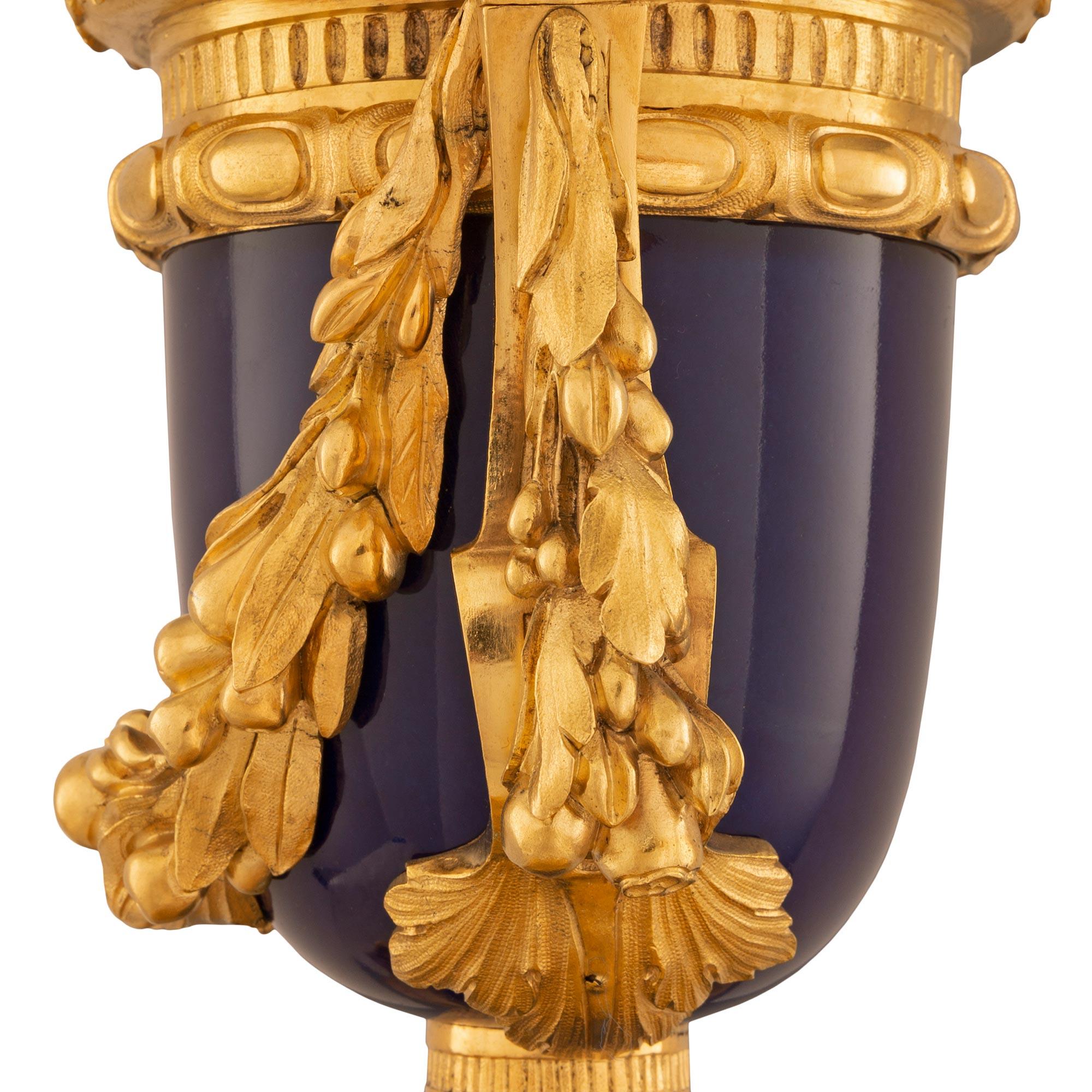 Pendule en porcelaine bleu cobalt et bronze doré de style Louis XVI du 19e siècle en vente 1