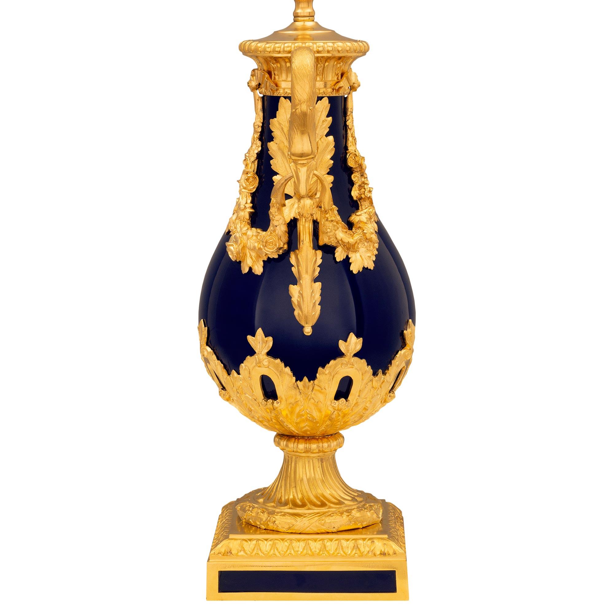 Français Lampe française du XIXe siècle, style Louis XVI, en porcelaine bleu cobalt Svres et bronze doré en vente