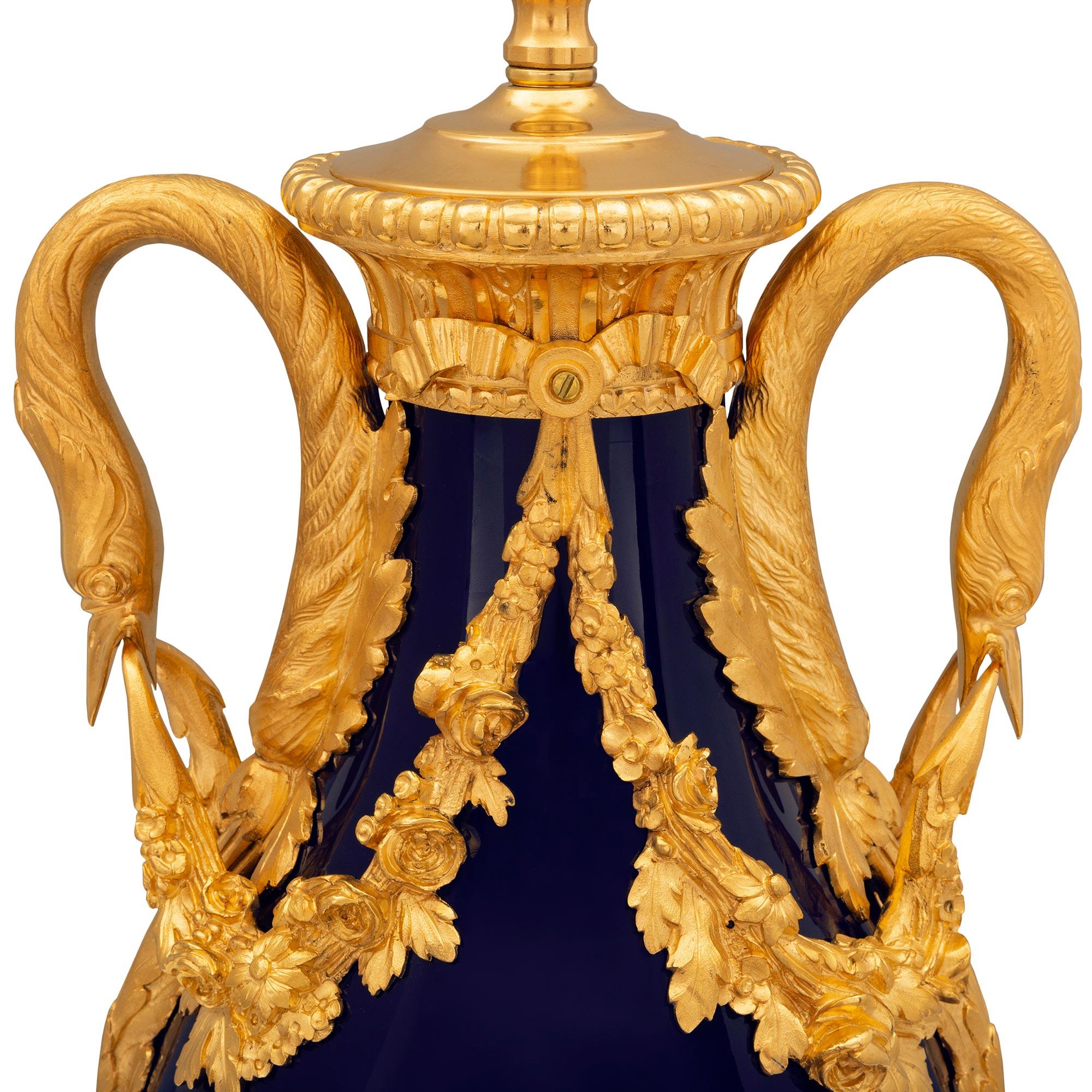 Lampe française du XIXe siècle, style Louis XVI, en porcelaine bleu cobalt Svres et bronze doré Bon état - En vente à West Palm Beach, FL