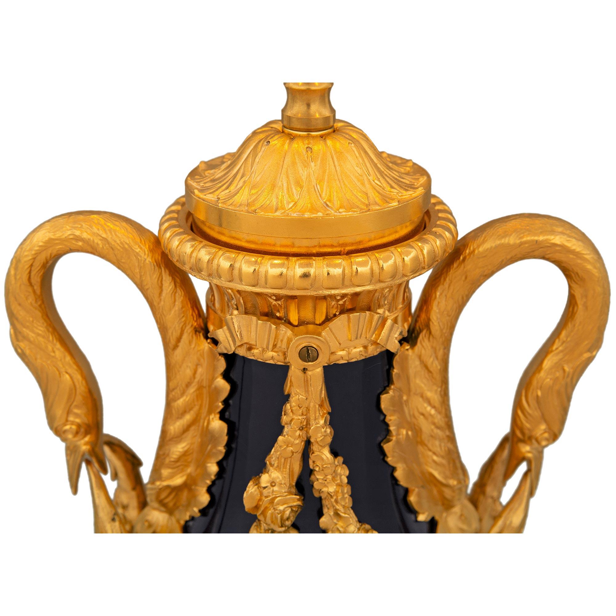 XIXe siècle Lampe en porcelaine de Sèvres et bronze doré du 19e siècle, de style Louis XVI en vente