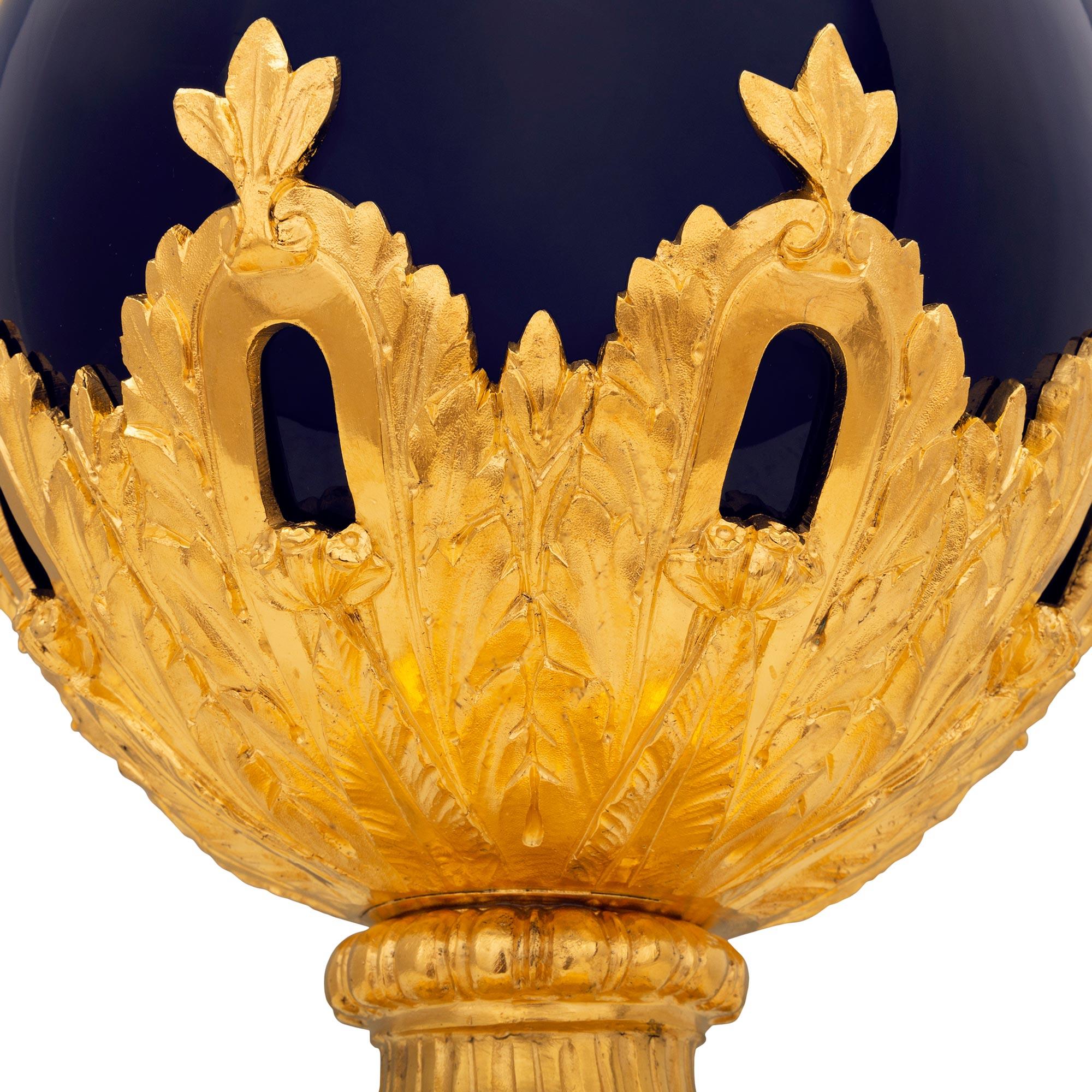 Lampe française du XIXe siècle, style Louis XVI, en porcelaine bleu cobalt Svres et bronze doré en vente 1