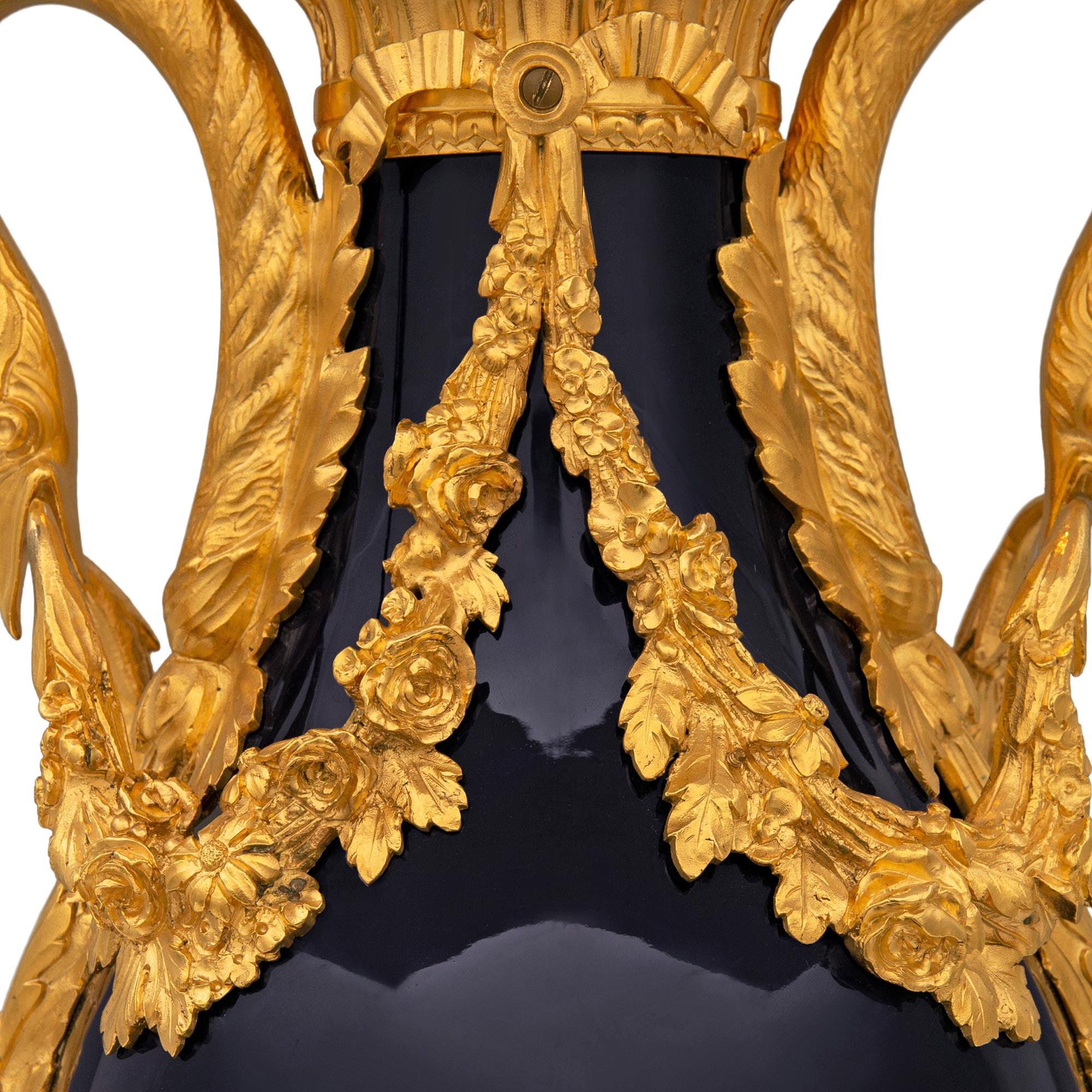 Porcelaine Lampe en porcelaine de Sèvres et bronze doré du 19e siècle, de style Louis XVI en vente