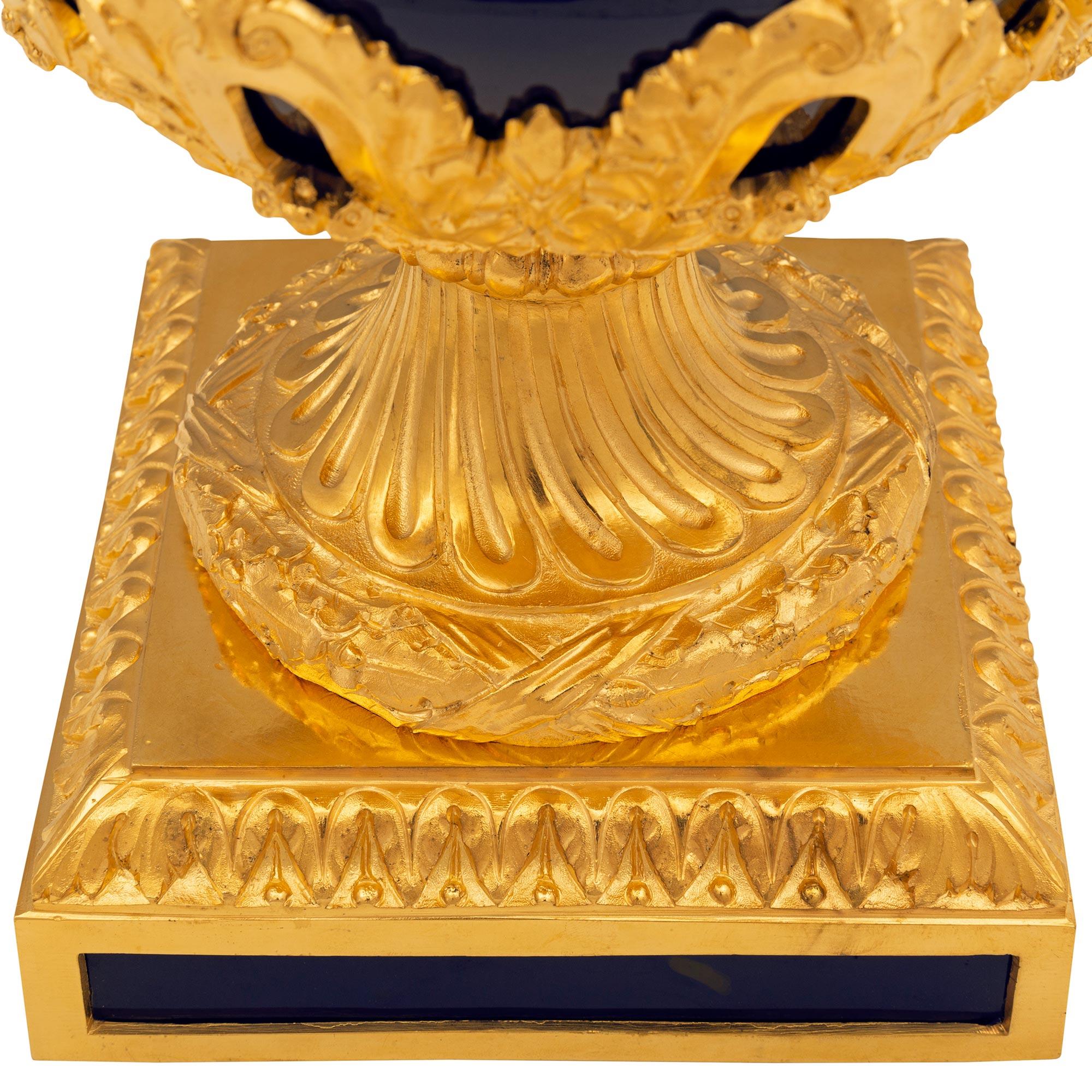 Lampe française du XIXe siècle, style Louis XVI, en porcelaine bleu cobalt Svres et bronze doré en vente 2
