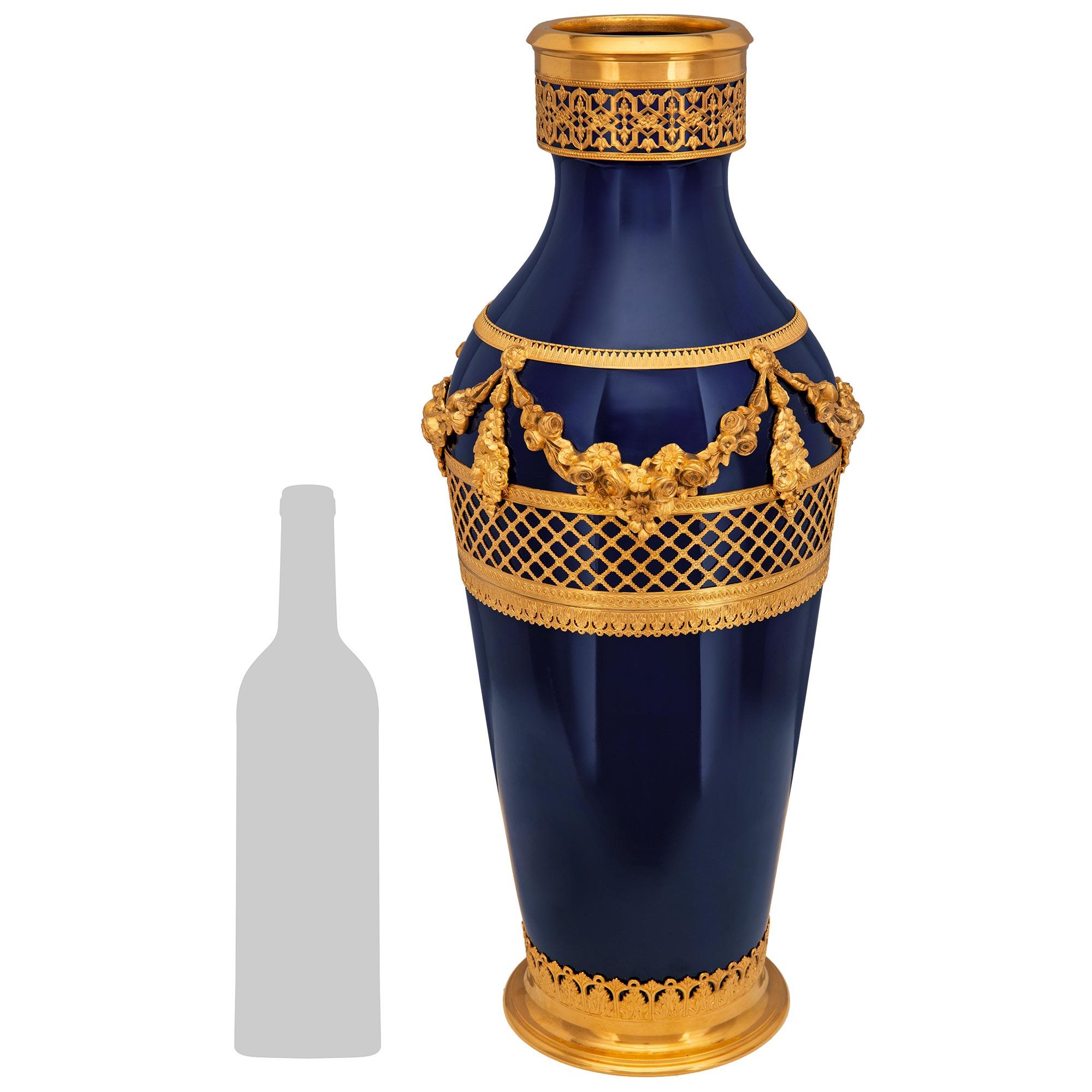 Uno splendido ed elegante vaso in porcellana di Sévres blu cobalto e Ormolu del XIX secolo. Questo vaso eccezionale poggia su una base circolare in Ormolu dal bordo screziato, con un bordo superiore decorato a fogliame traforato che si adatta alla