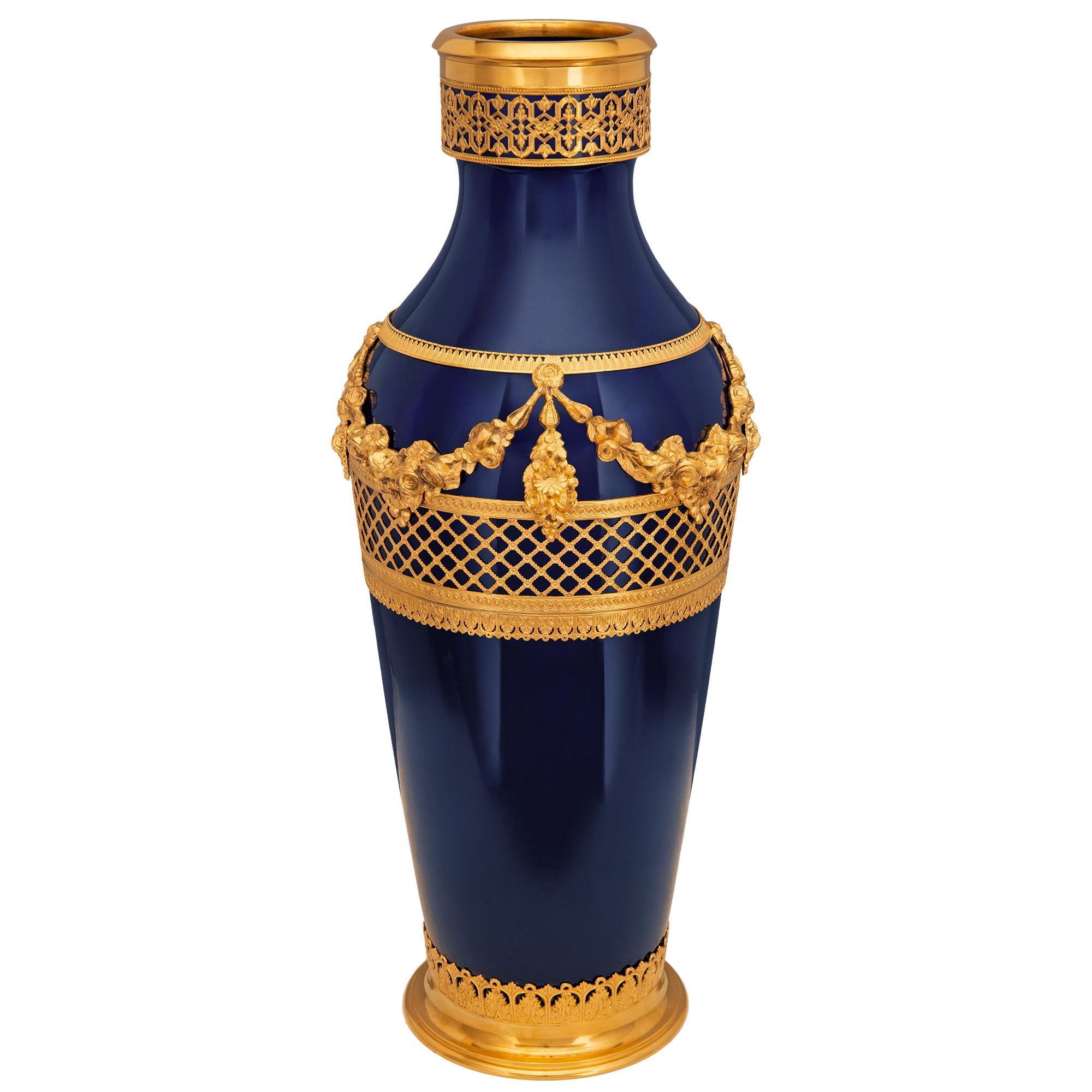 Francese Vaso francese del XIX secolo in porcellana di Sévres blu cobalto e Ormolu di Luigi XVI secolo in vendita