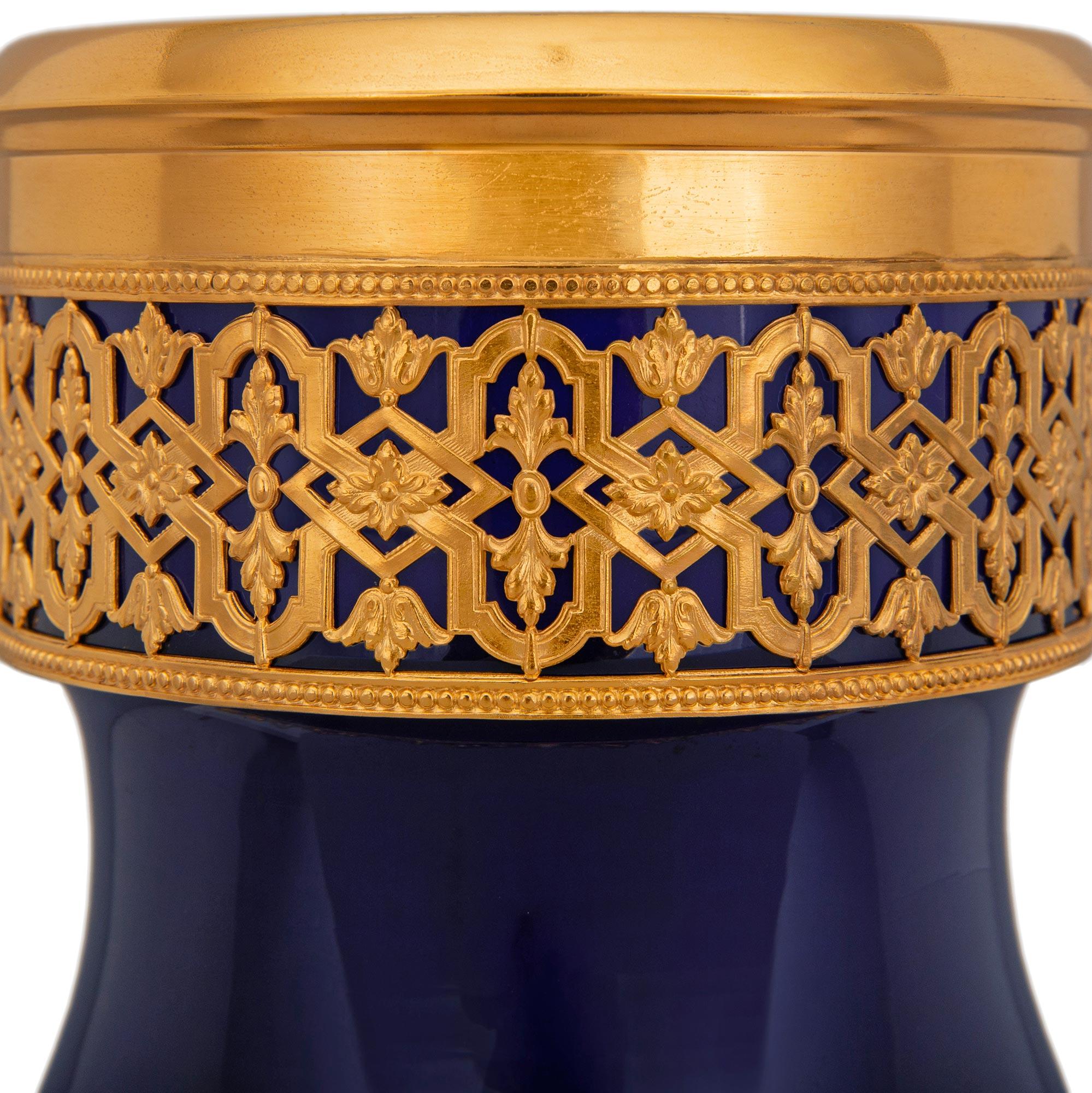 Vaso francese del XIX secolo in porcellana di Sévres blu cobalto e Ormolu di Luigi XVI secolo In condizioni buone in vendita a West Palm Beach, FL