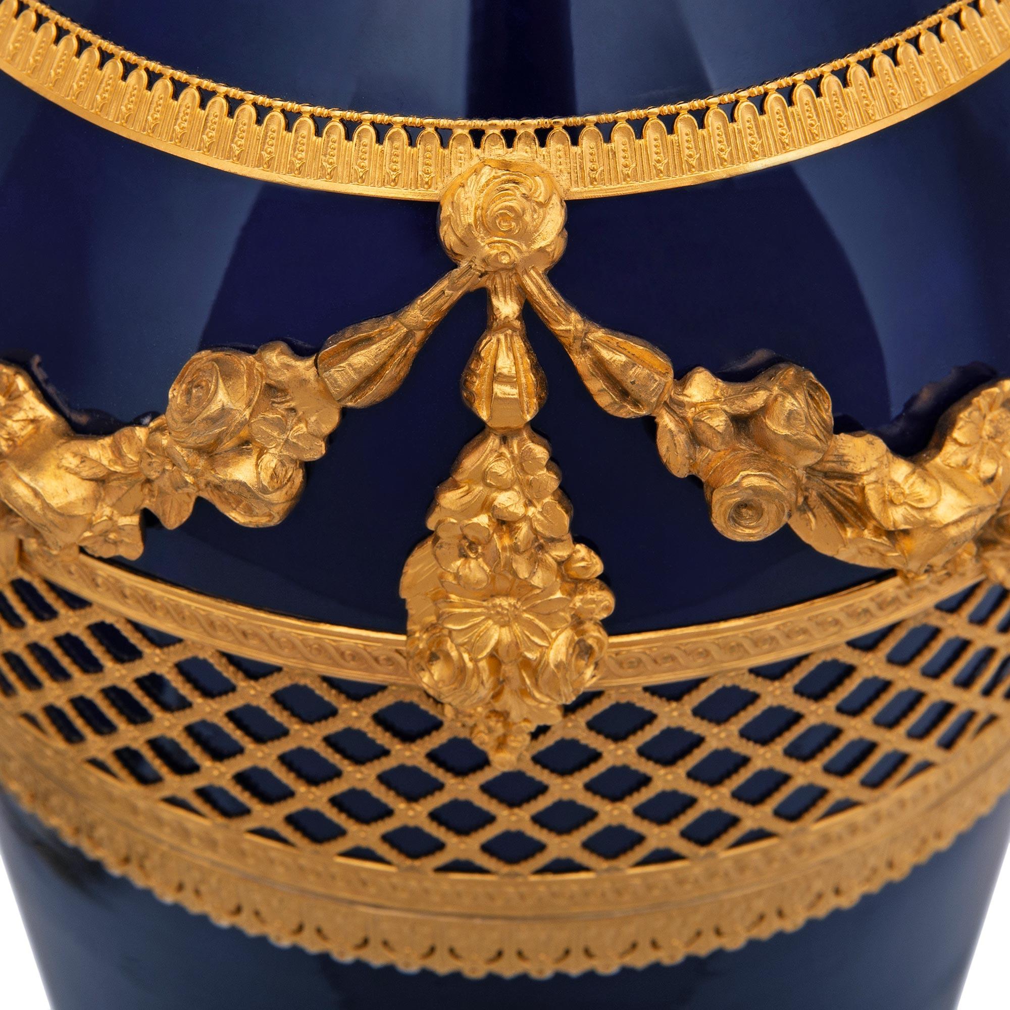 Porcellana Vaso francese del XIX secolo in porcellana di Sévres blu cobalto e Ormolu di Luigi XVI secolo in vendita
