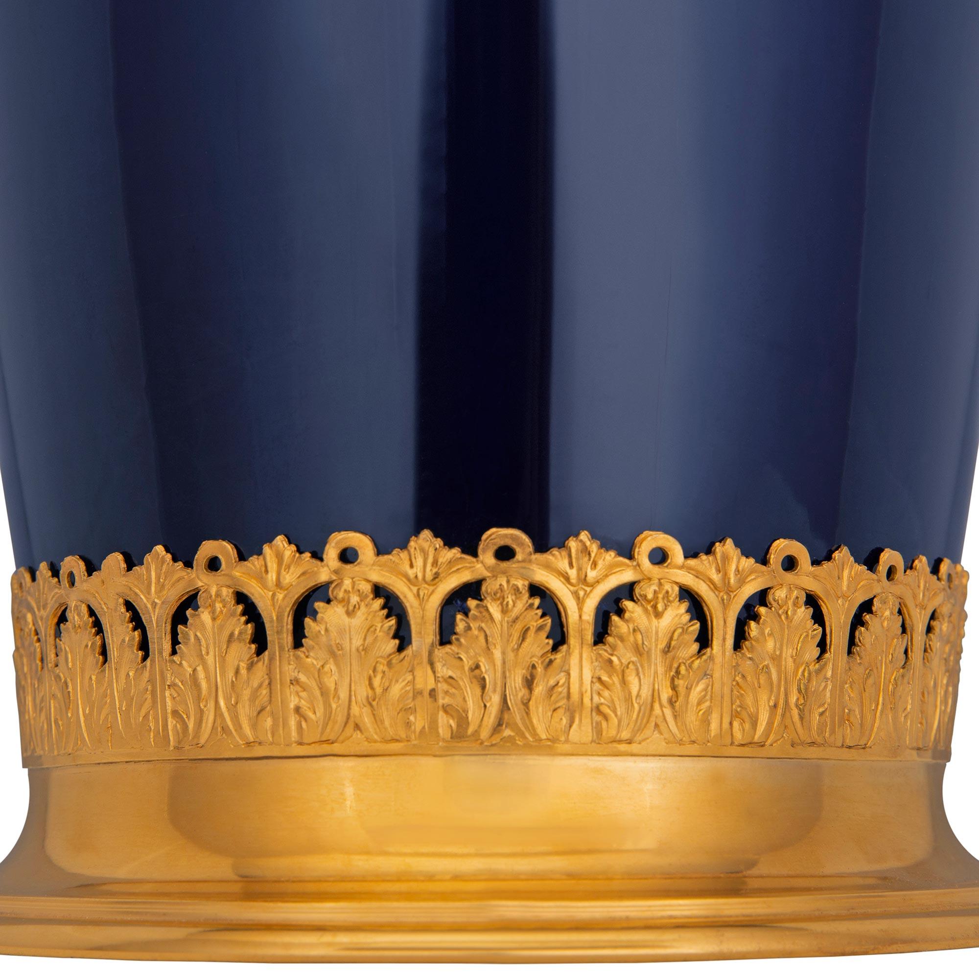 Vaso francese del XIX secolo in porcellana di Sévres blu cobalto e Ormolu di Luigi XVI secolo in vendita 2