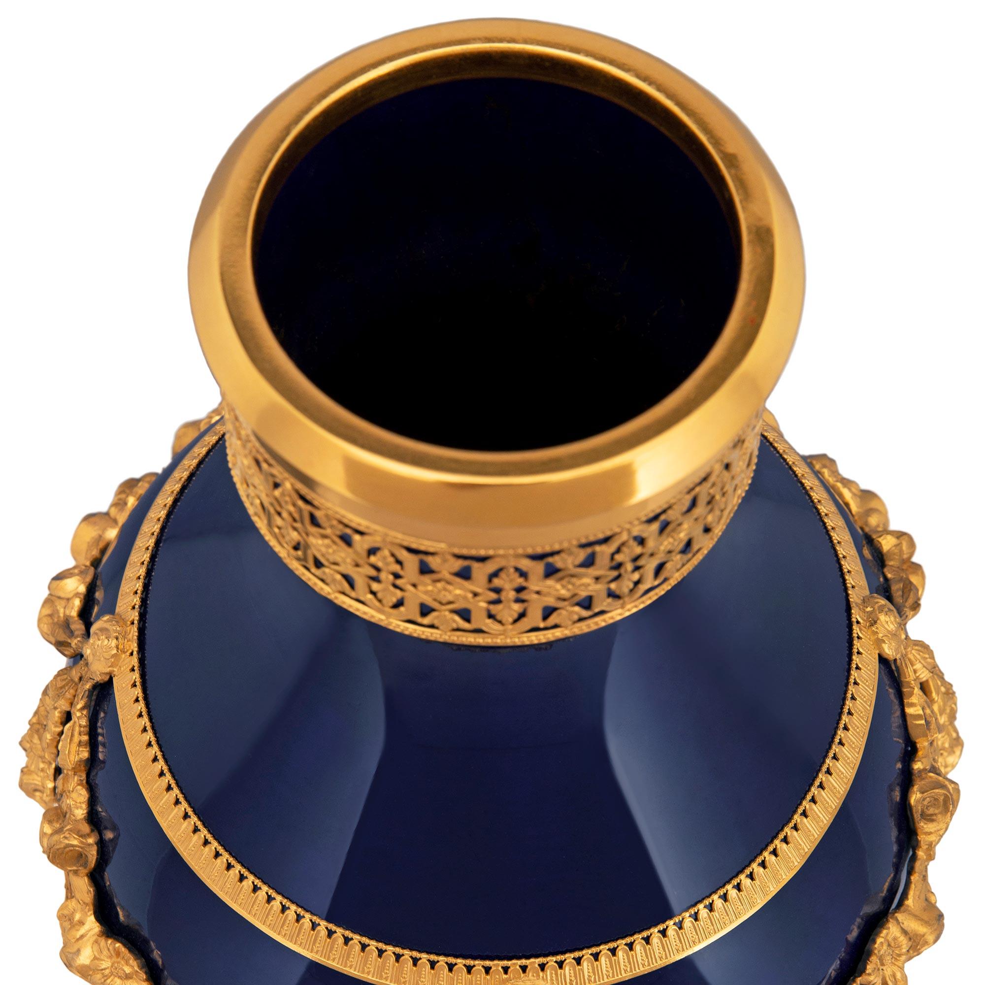 Vaso francese del XIX secolo in porcellana di Sévres blu cobalto e Ormolu di Luigi XVI secolo in vendita 3
