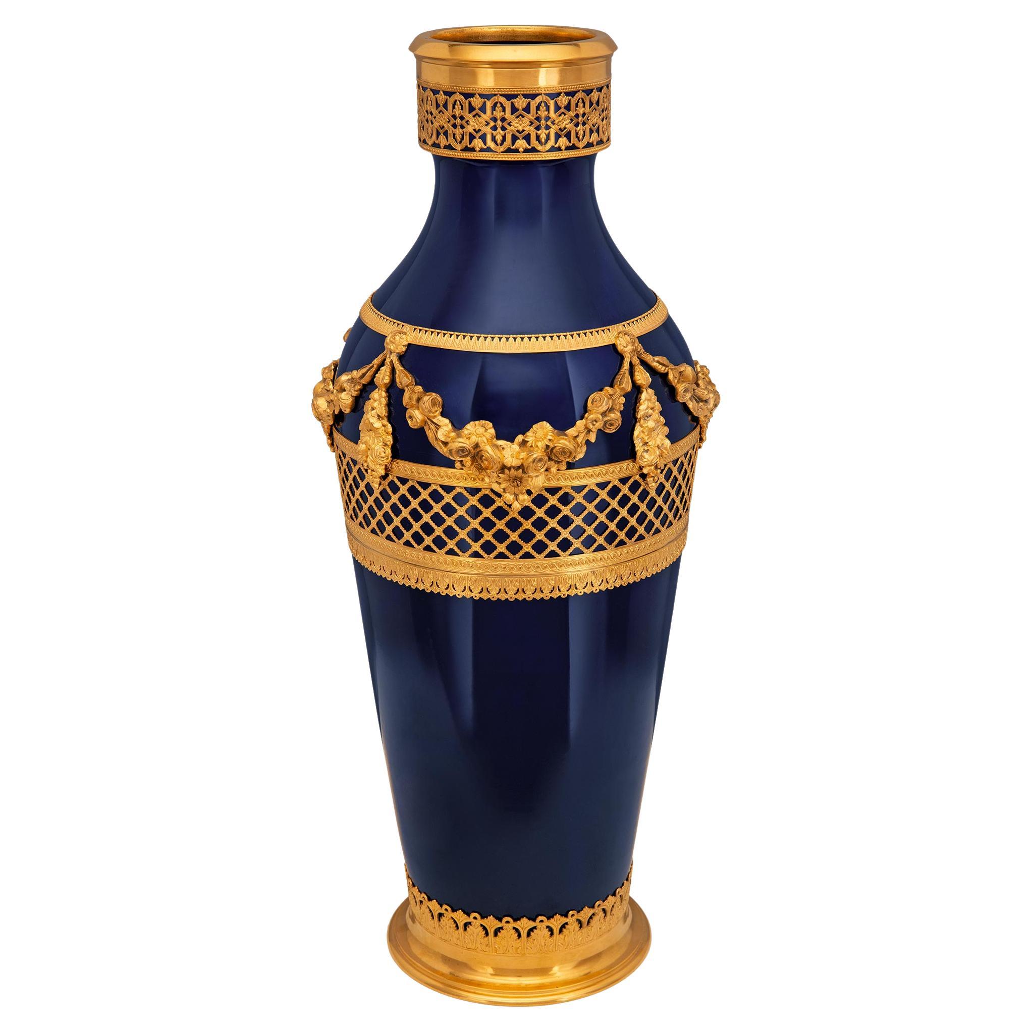 Vaso francese del XIX secolo in porcellana di Sévres blu cobalto e Ormolu di Luigi XVI secolo