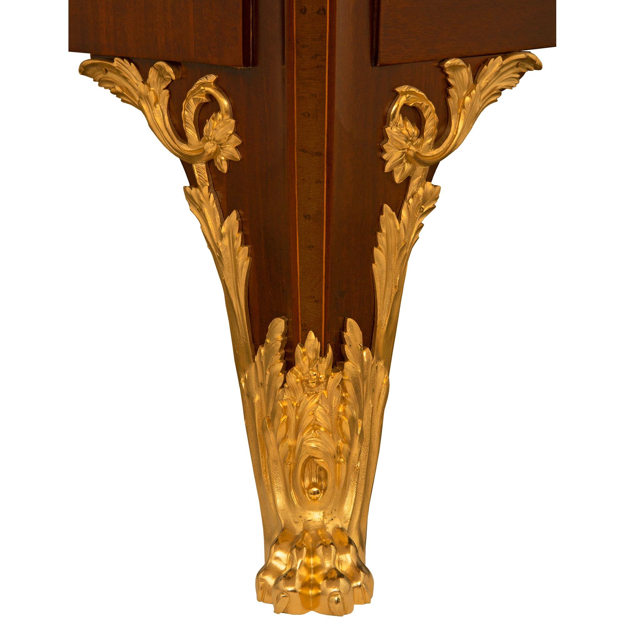 Kommode im Louis-XVI-Stil des 19. Jahrhunderts nach einem Modell von Jean Henri Riesener im Angebot 5