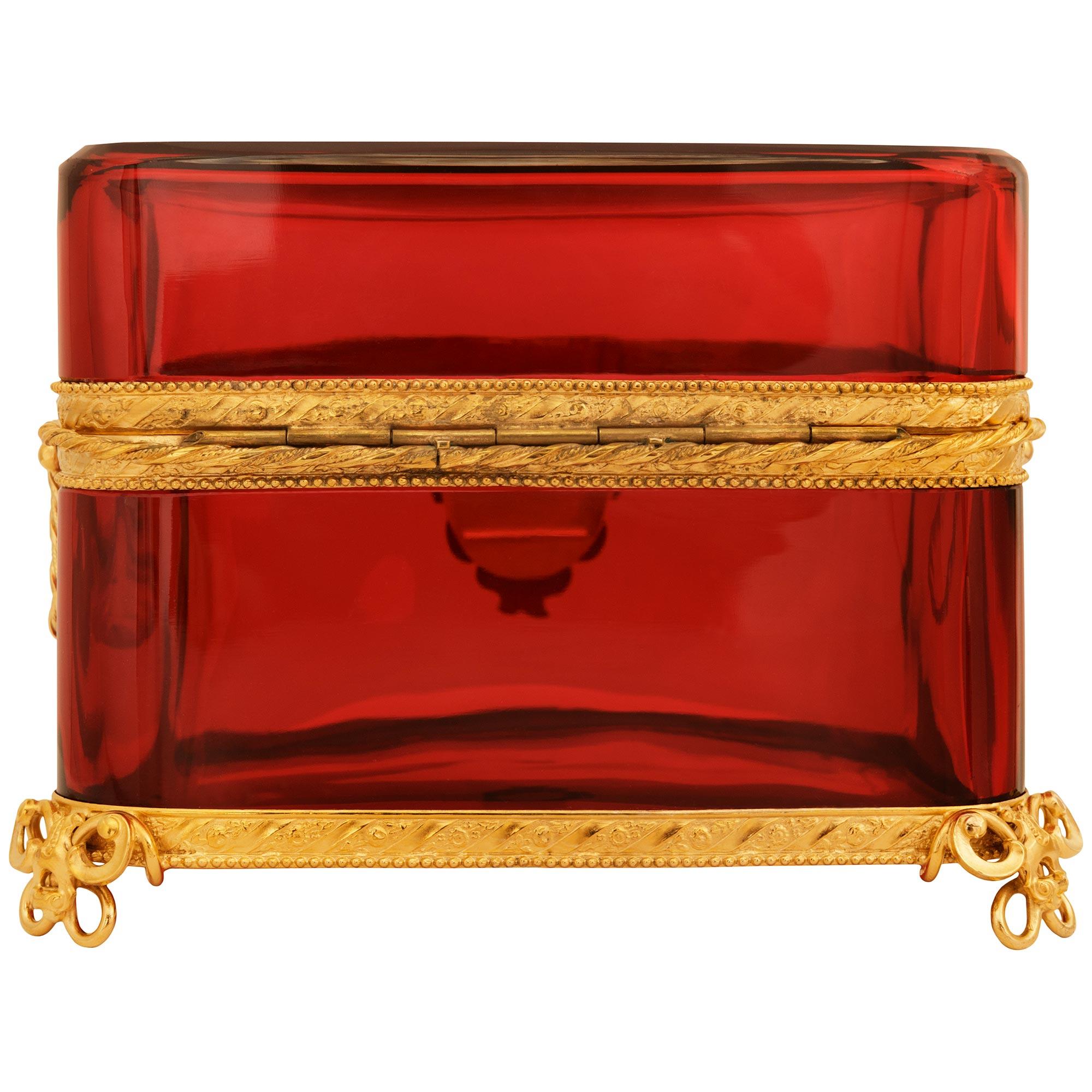 Französische Louis-XVI-Schachtel aus Preiselbeerglas und vergoldetem Metall aus dem 19. Jahrhundert im Angebot 6