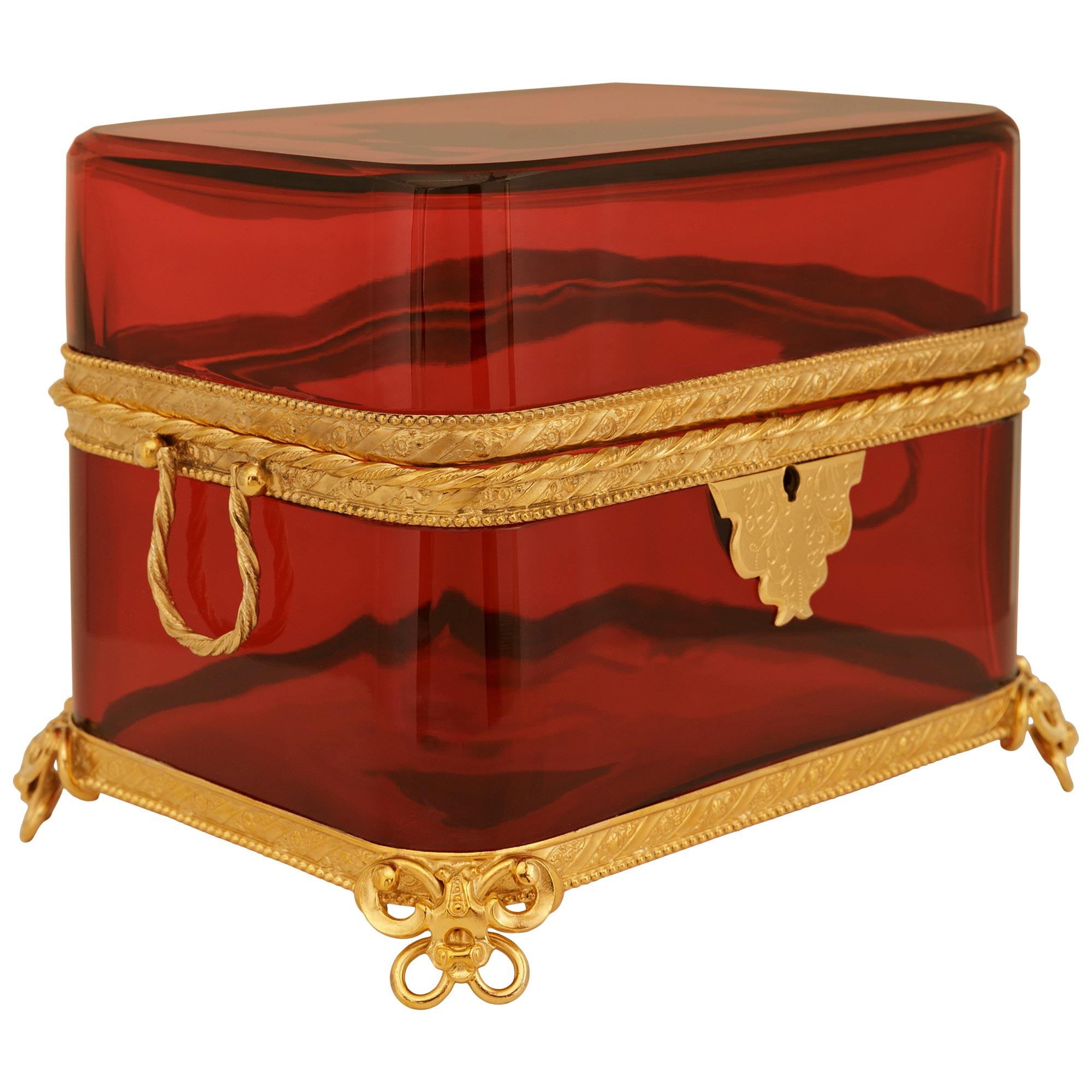 Französische Louis-XVI-Schachtel aus Preiselbeerglas und vergoldetem Metall aus dem 19. Jahrhundert (Louis XVI.) im Angebot