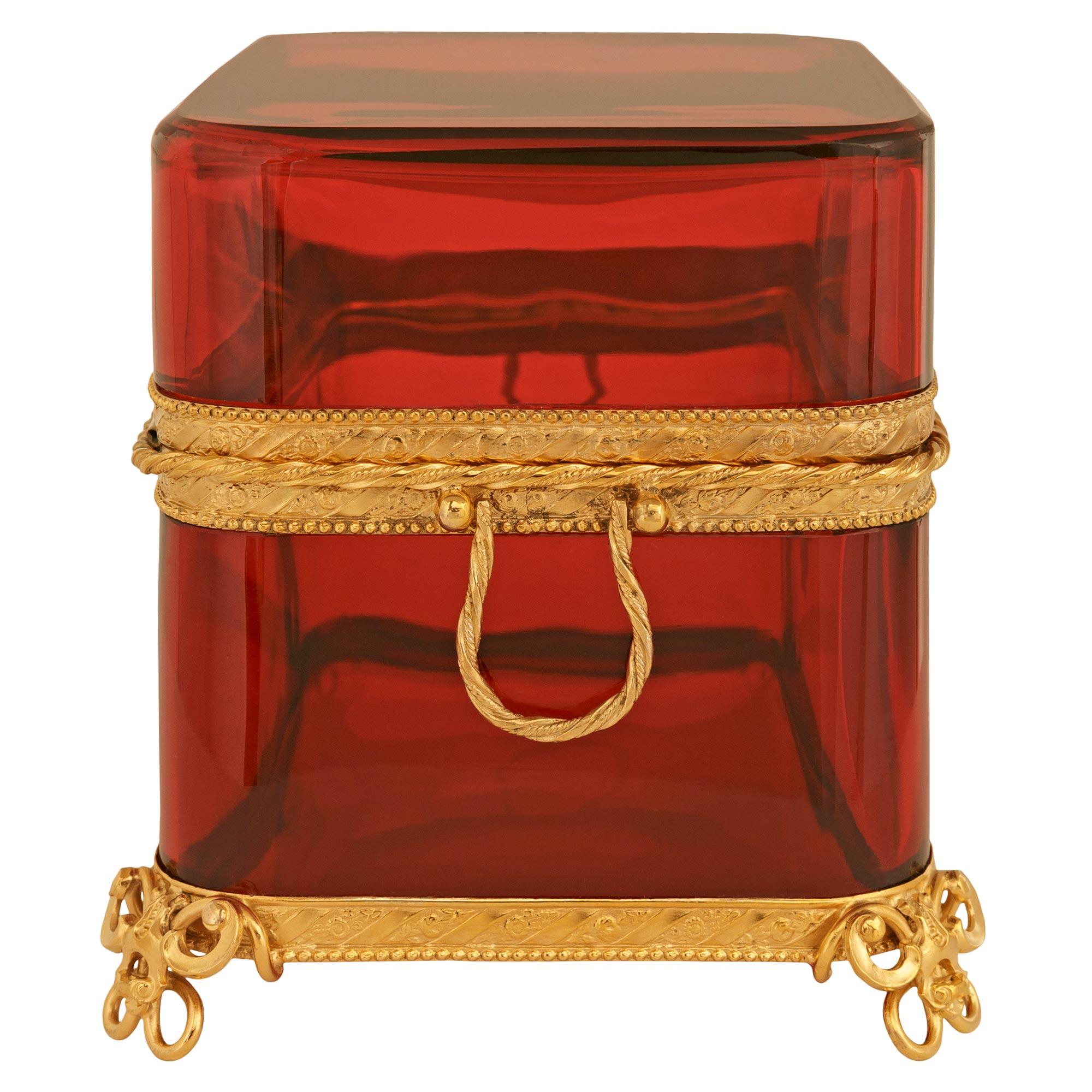 Französische Louis-XVI-Schachtel aus Preiselbeerglas und vergoldetem Metall aus dem 19. Jahrhundert (Glas) im Angebot