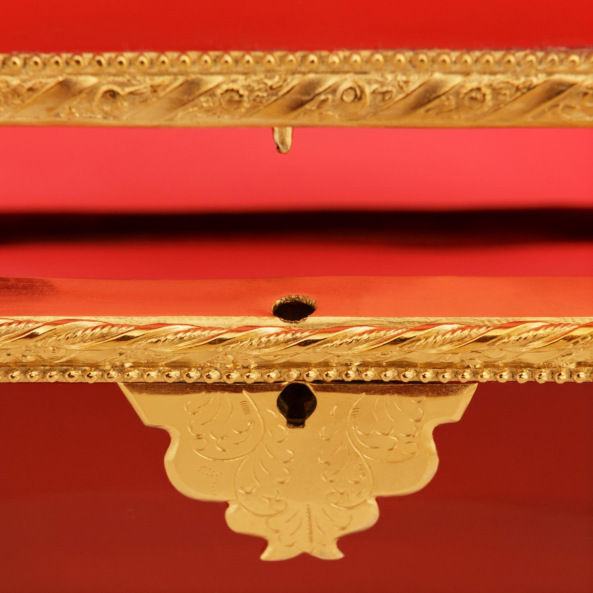 Französische Louis-XVI-Schachtel aus Preiselbeerglas und vergoldetem Metall aus dem 19. Jahrhundert im Angebot 1