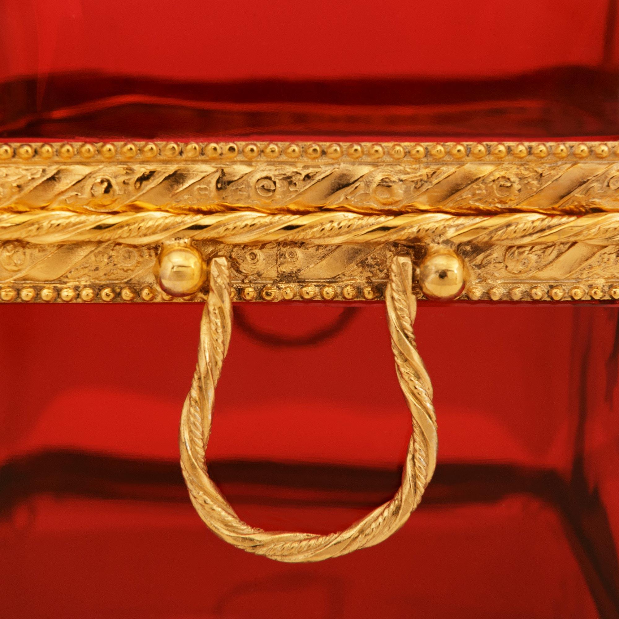 Französische Louis-XVI-Schachtel aus Preiselbeerglas und vergoldetem Metall aus dem 19. Jahrhundert im Angebot 3