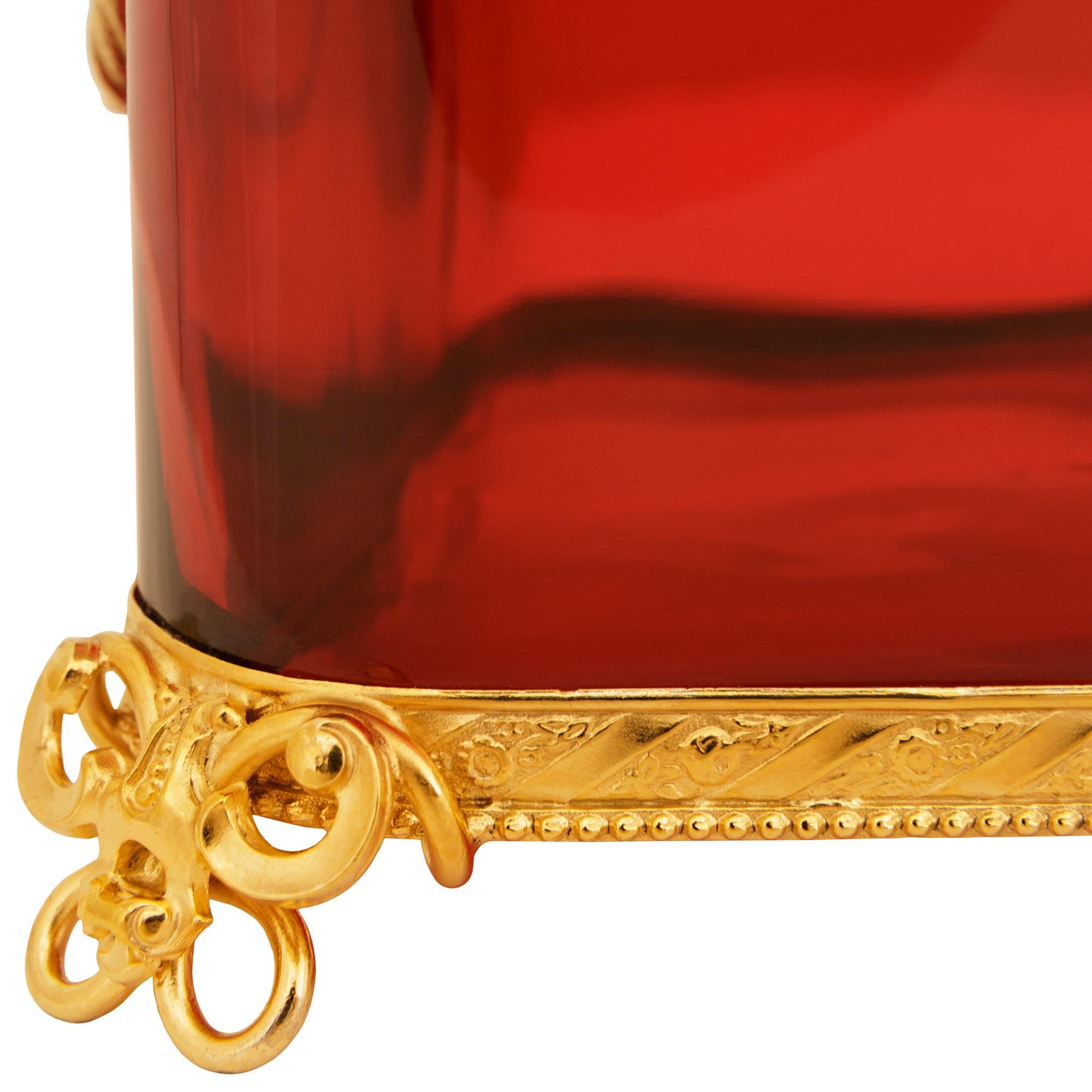Französische Louis-XVI-Schachtel aus Preiselbeerglas und vergoldetem Metall aus dem 19. Jahrhundert im Angebot 4