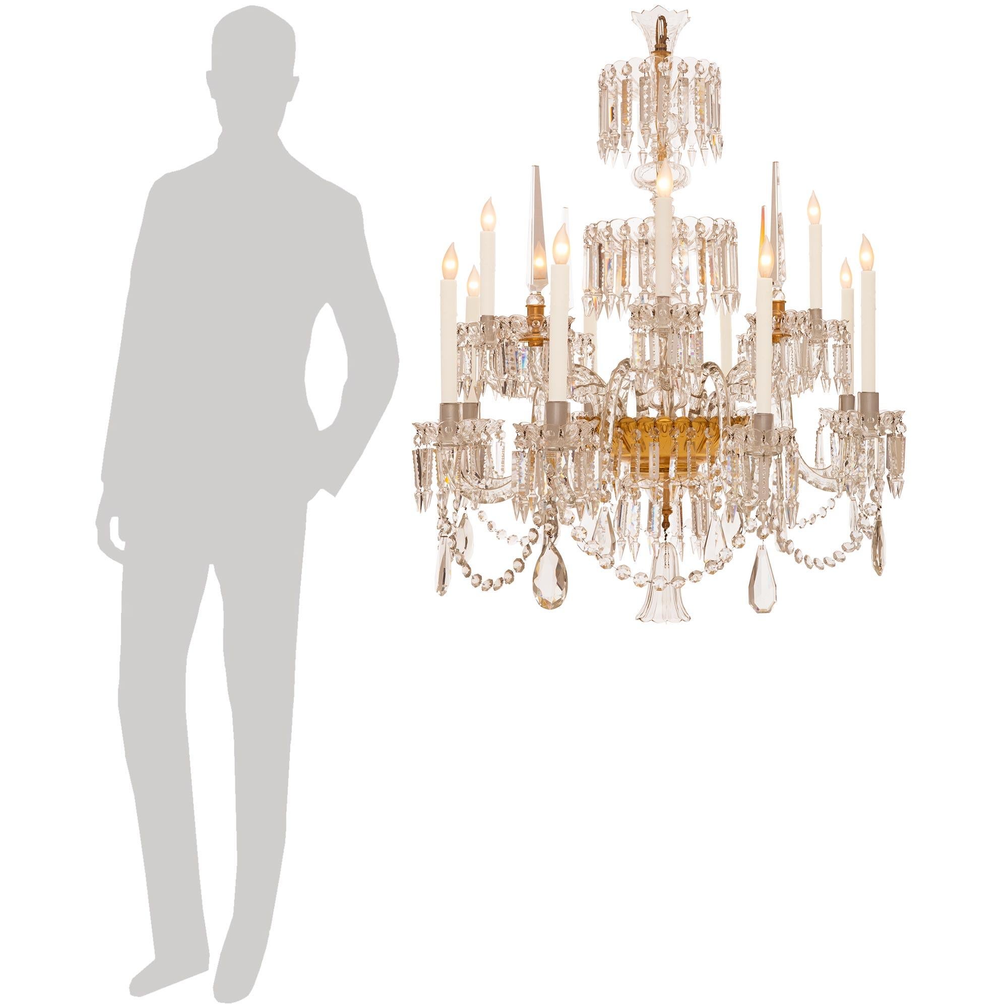 





Magnifique lustre de haute qualité en cristal et bronze doré de style Louis XVI du XIXe siècle, attribué à Baccarat. Le lustre à douze lumières présente une cloche inférieure en cristal entourée de deux bandes différentes de cristaux en