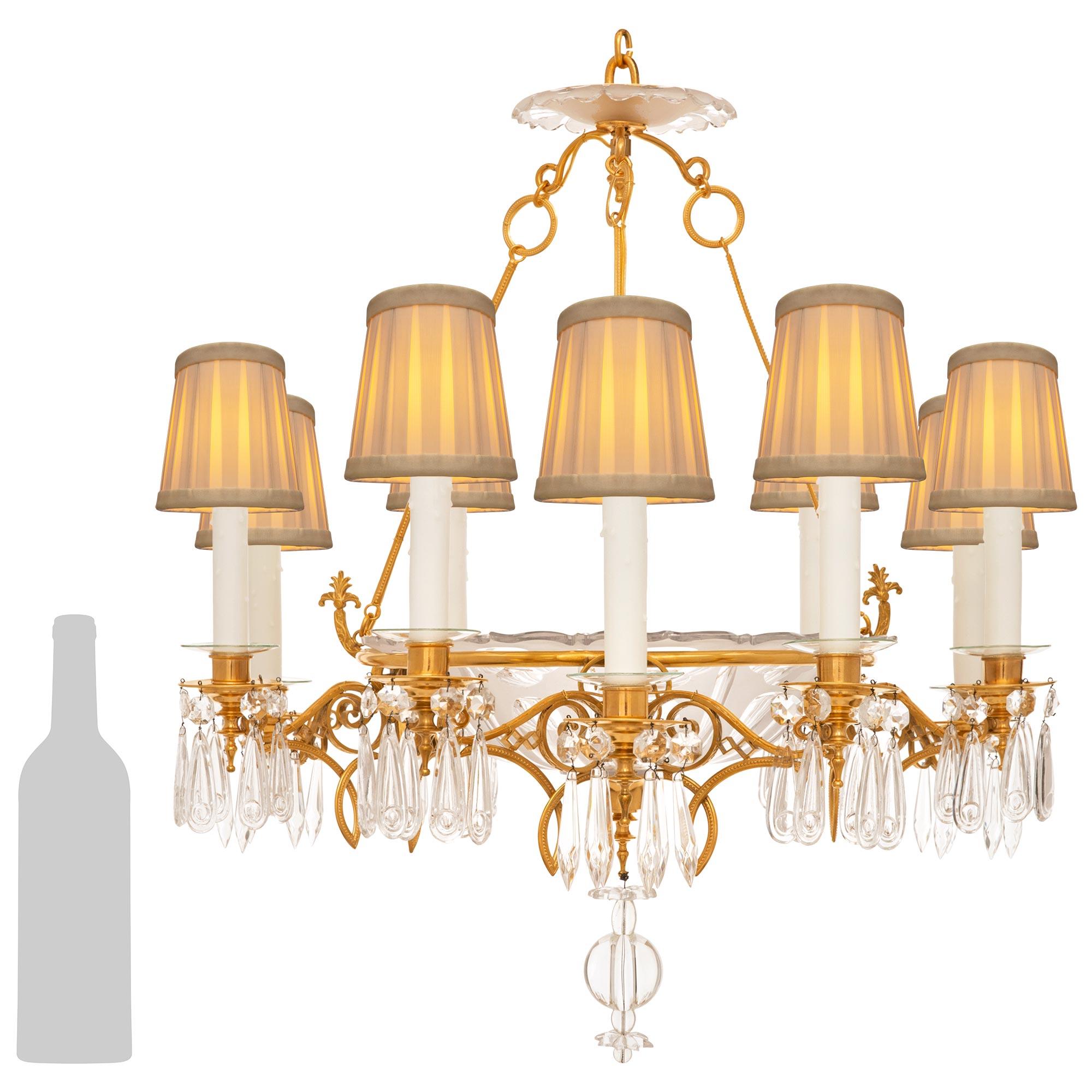 Un lampadario francese del XIX secolo St. Louis Crystal e Ormolu molto elegante e di alta qualità. Questo raffinato lampadario a nove bracci e nove luci è centrato da un terminale inferiore a sfera di cristallo accentuato da sfere più piccole e