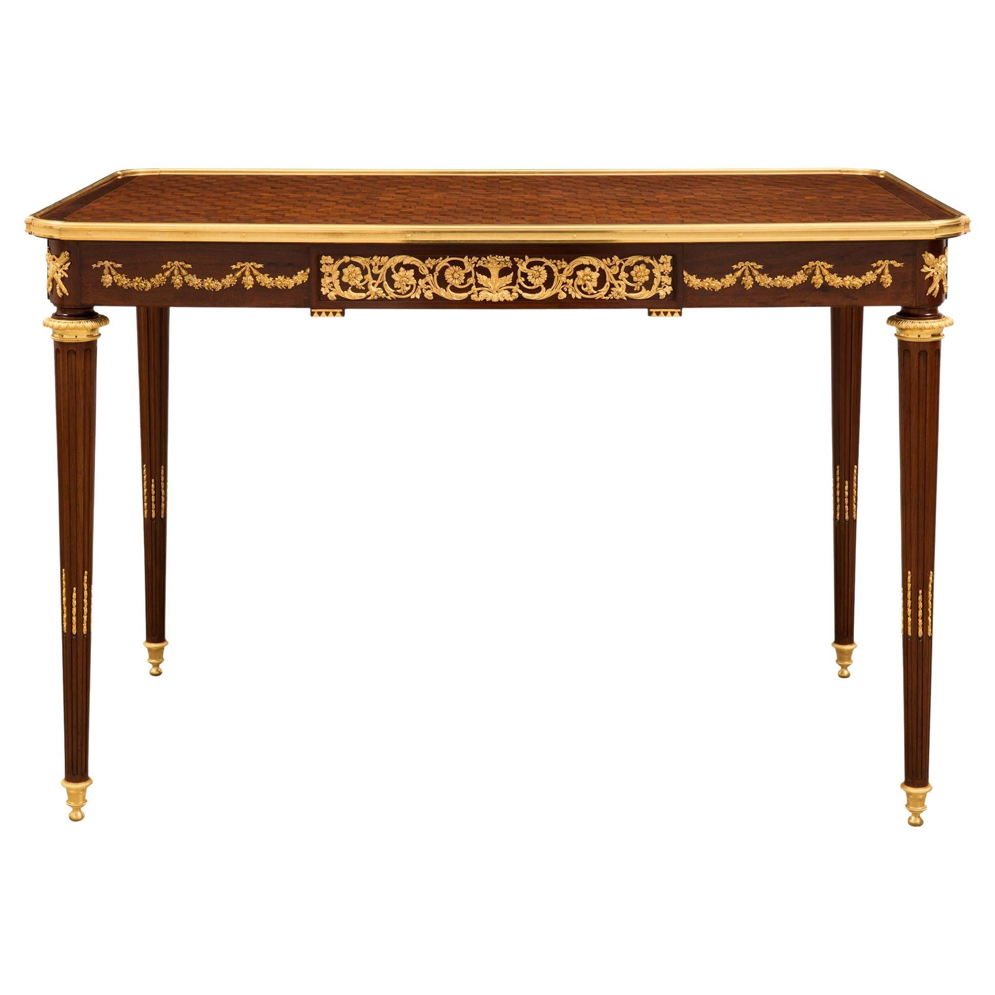 Bureau/table centrale Louis XVI du XIXe siècle français attribué à François Link