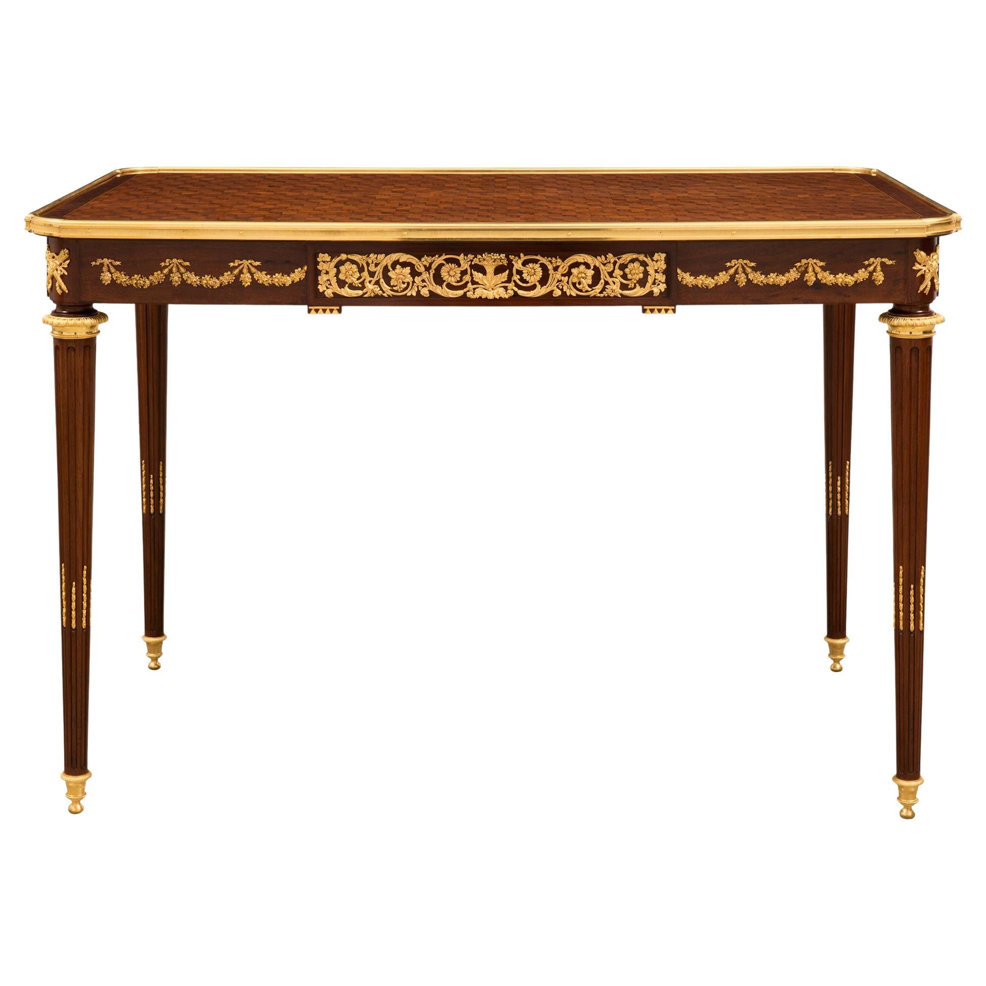 Bureau/table centrale Louis XVI du XIXe siècle français attribué à François Link