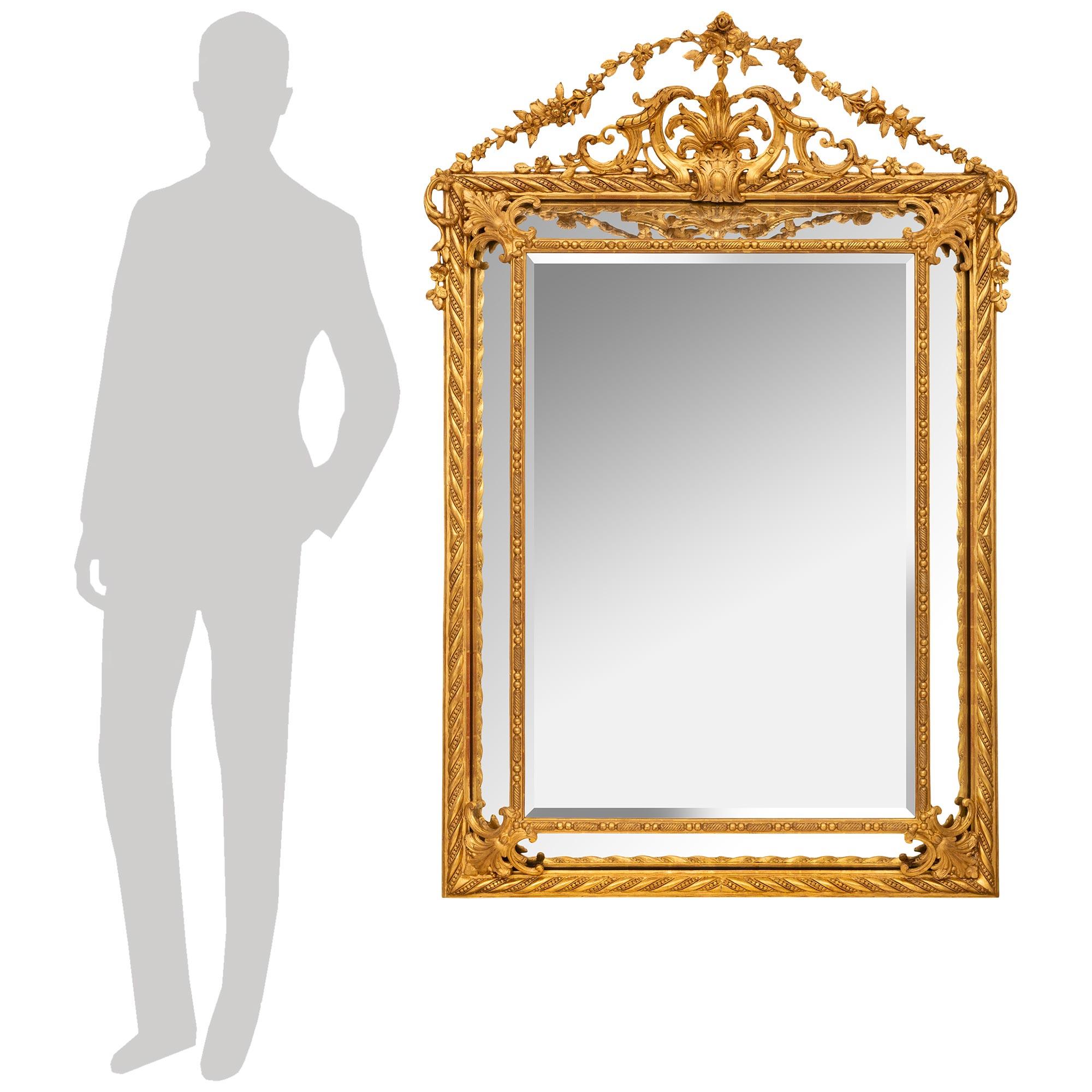 Eine exquisite Französisch 19. Jahrhundert Louis XVI st. doppelt gerahmt Giltwood Spiegel. Die zentrale, originale, abgeschrägte Spiegelplatte ist von einem fein geschnitzten, perlenartigen und verdrehten Muster umrahmt, während die originalen,