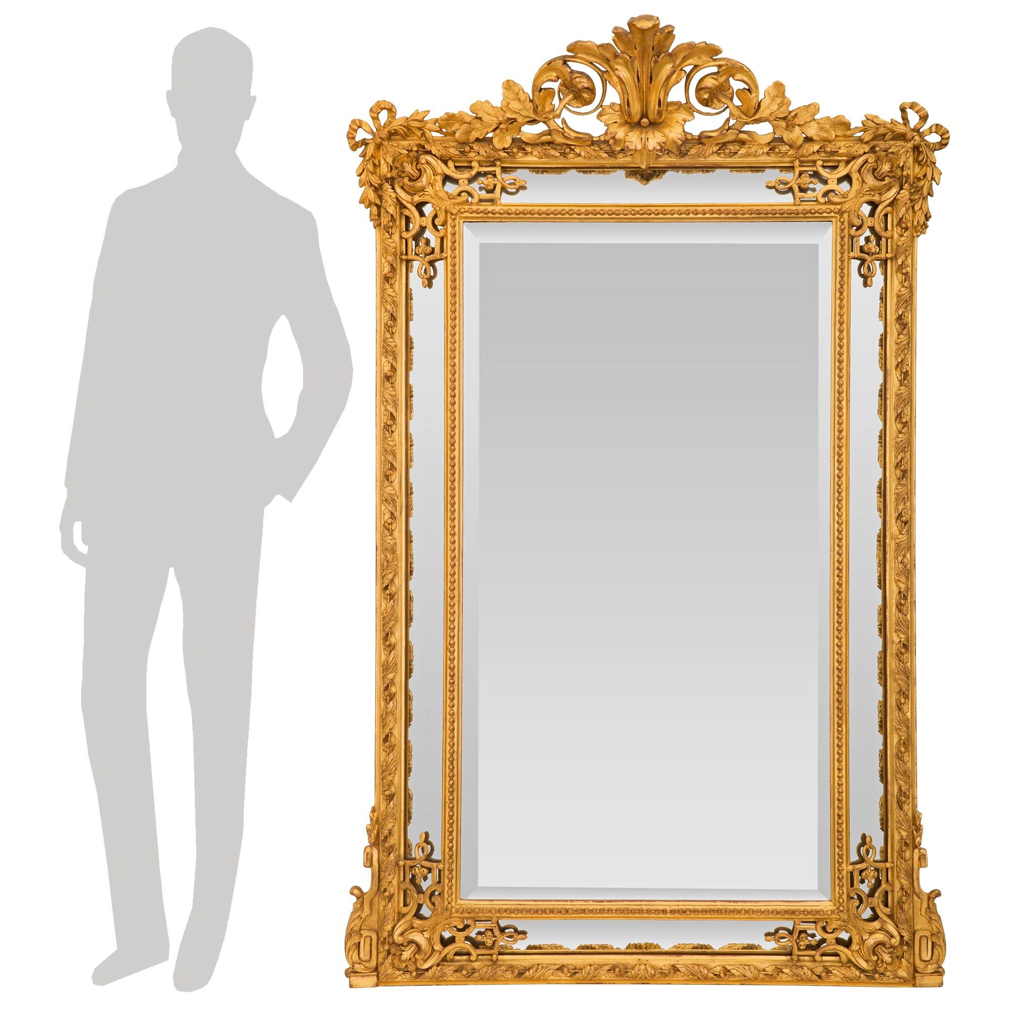 Eine atemberaubende Französisch 19. Jahrhundert Louis XVI st. doppelt gerahmt Vergoldung Spiegel. Der Spiegel behält alle seine ursprünglichen Spiegelplatten durchgehend. Die zentrale abgeschrägte Spiegelplatte ist von einer feinen Perlenbordüre