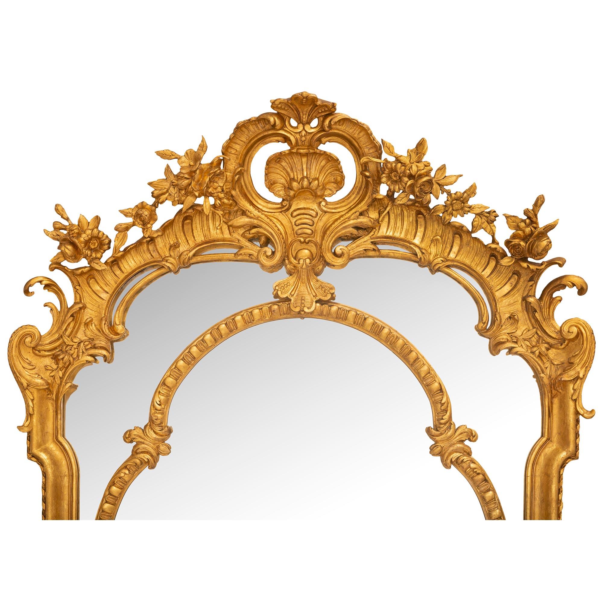 Magnifique et impressionnant miroir en bois doré à double encadrement, de style Louis XVI, datant du XIXe siècle. Le miroir a conservé toutes ses plaques d'origine, la plaque centrale étant encadrée d'un ravissant motif festonné Les Oves très