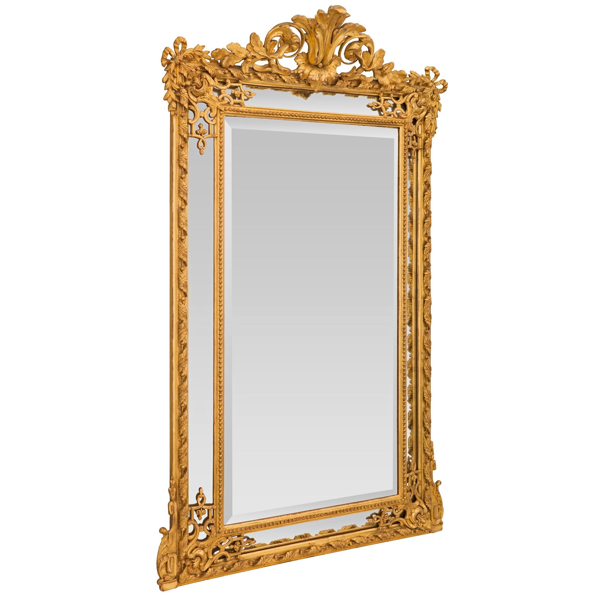 Doppelgerahmter Spiegel aus vergoldetem Holz im Louis-XVI-Stil des 19. Jahrhunderts (Louis XVI.) im Angebot