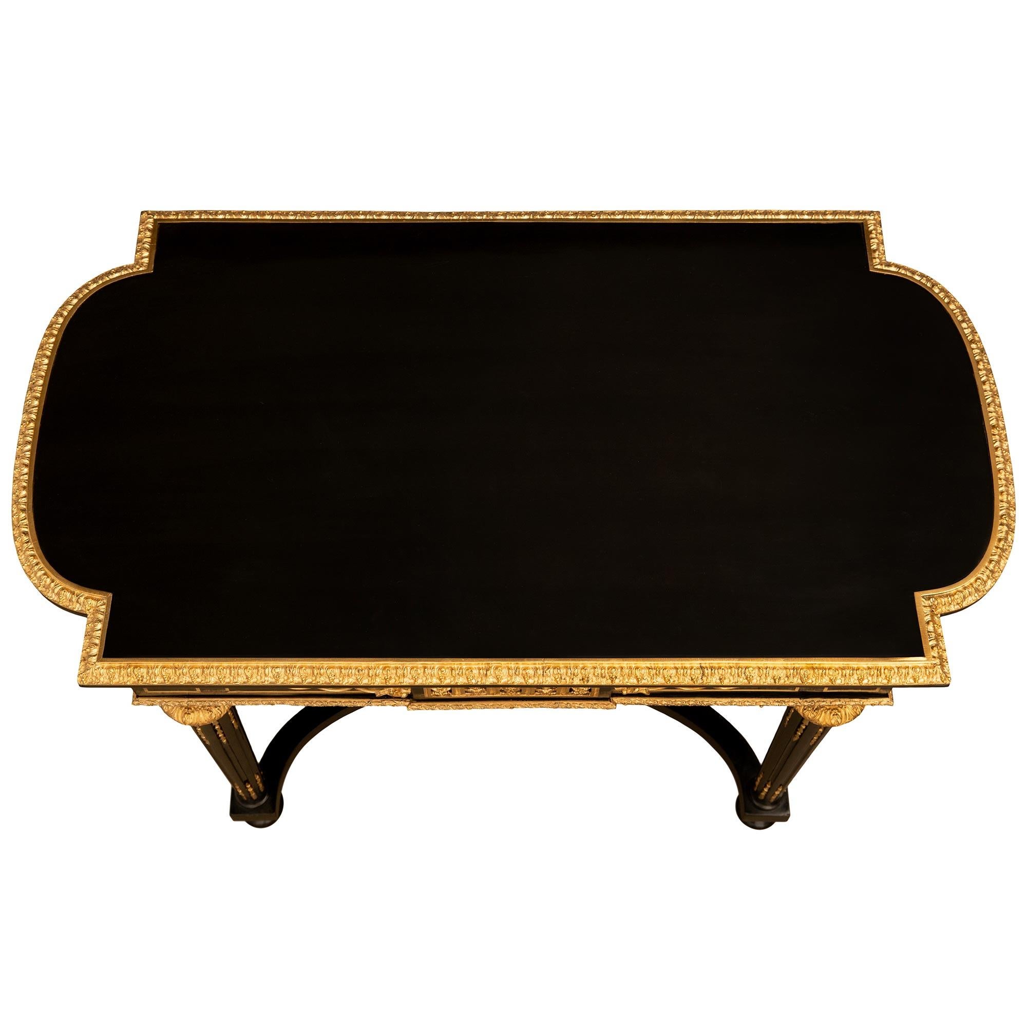 Tavolo da salotto/centro francese del XIX secolo in stile Luigi XVI in ebano e Ormolu Boulle in vendita 5