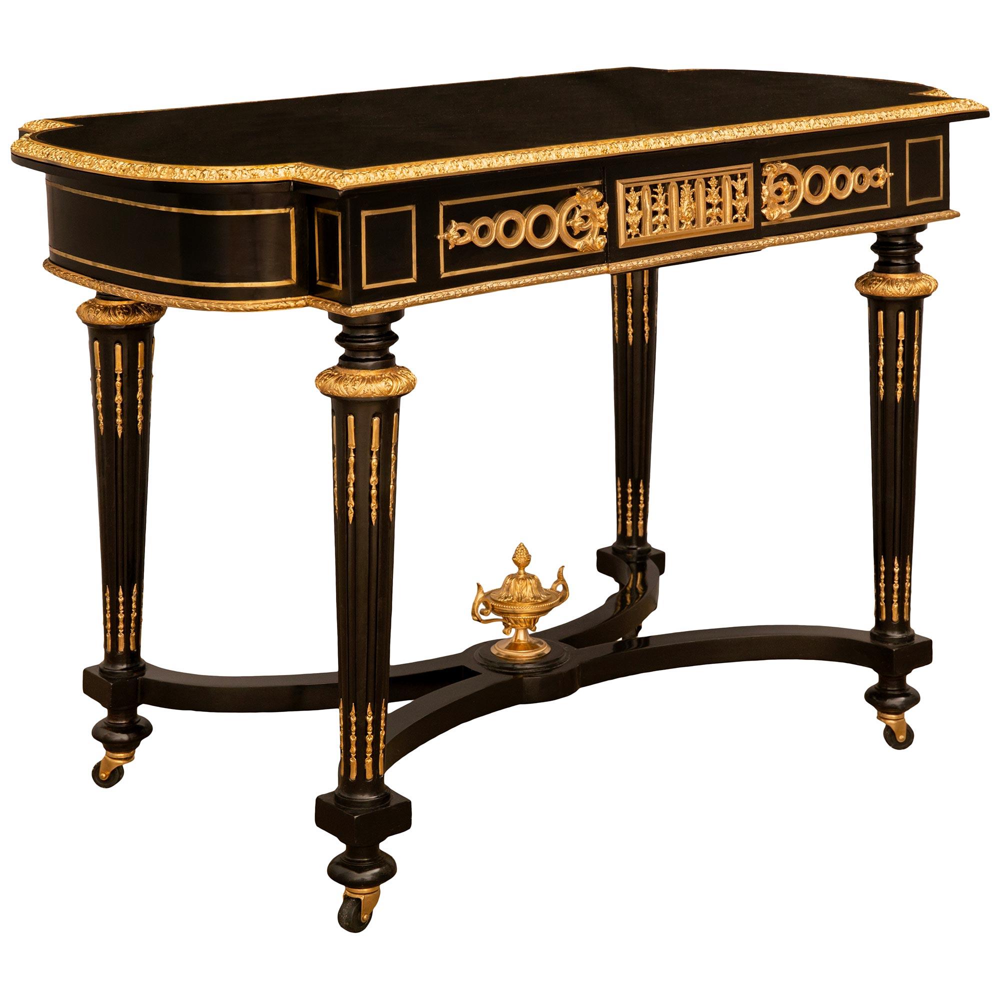 Francese Tavolo da salotto/centro francese del XIX secolo in stile Luigi XVI in ebano e Ormolu Boulle in vendita