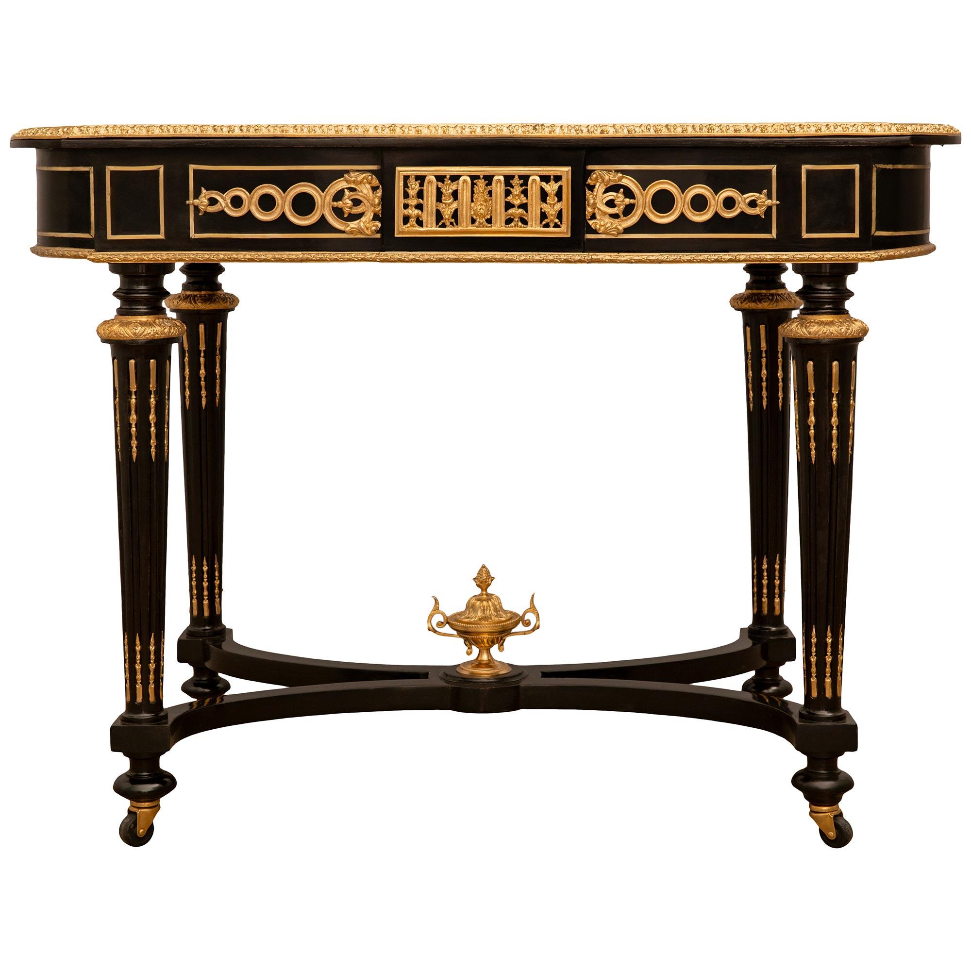 Ottone Tavolo da salotto/centro francese del XIX secolo in stile Luigi XVI in ebano e Ormolu Boulle in vendita