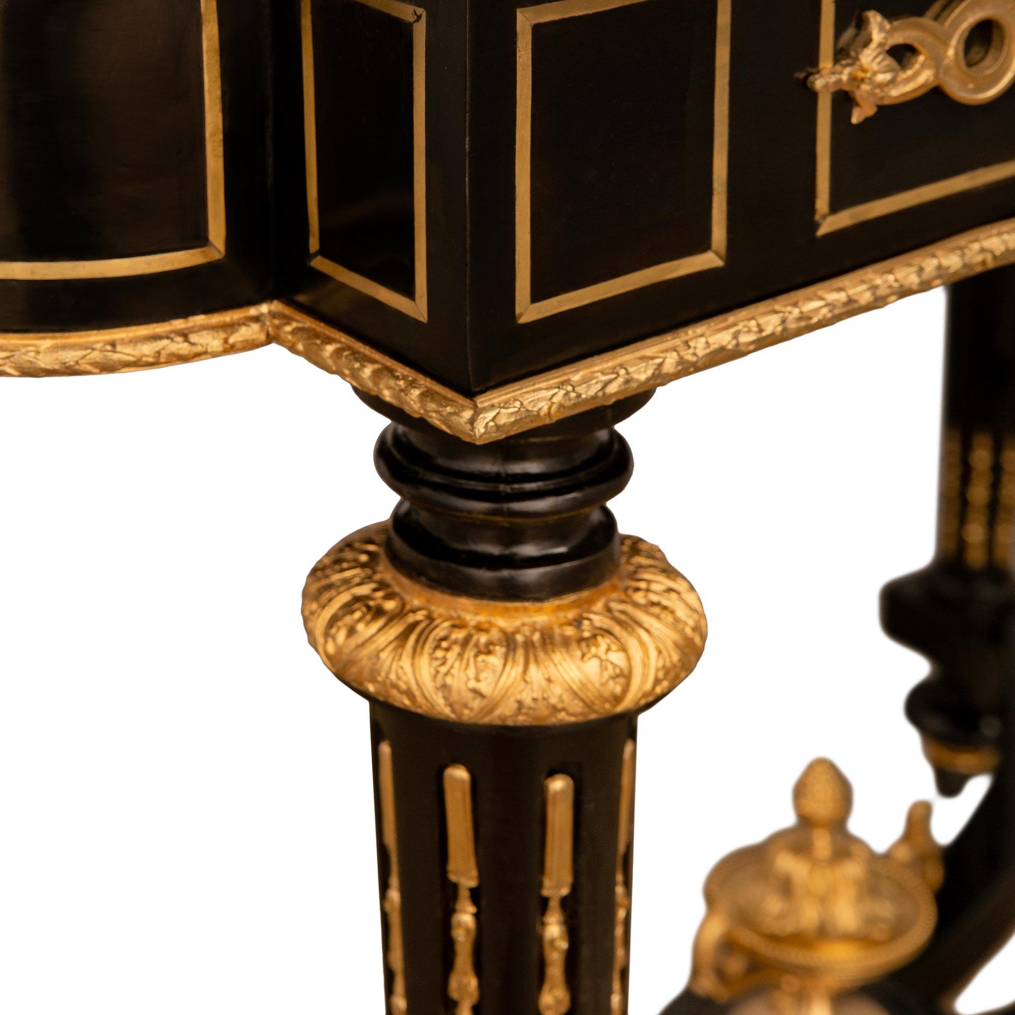 Tavolo da salotto/centro francese del XIX secolo in stile Luigi XVI in ebano e Ormolu Boulle in vendita 1