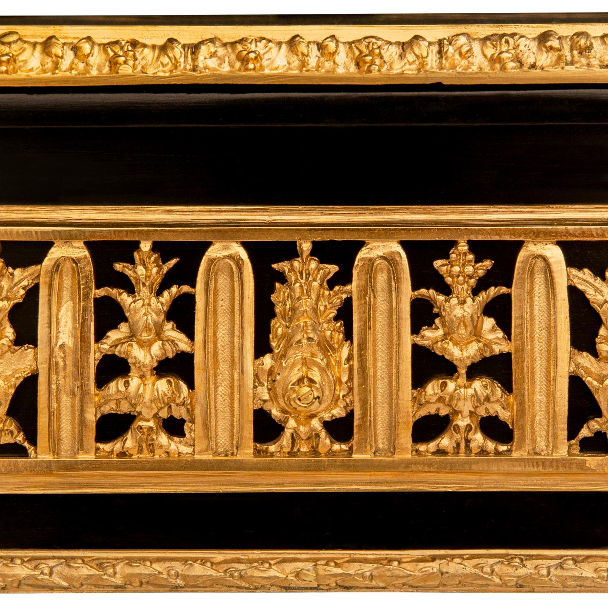 Tavolo da salotto/centro francese del XIX secolo in stile Luigi XVI in ebano e Ormolu Boulle in vendita 2