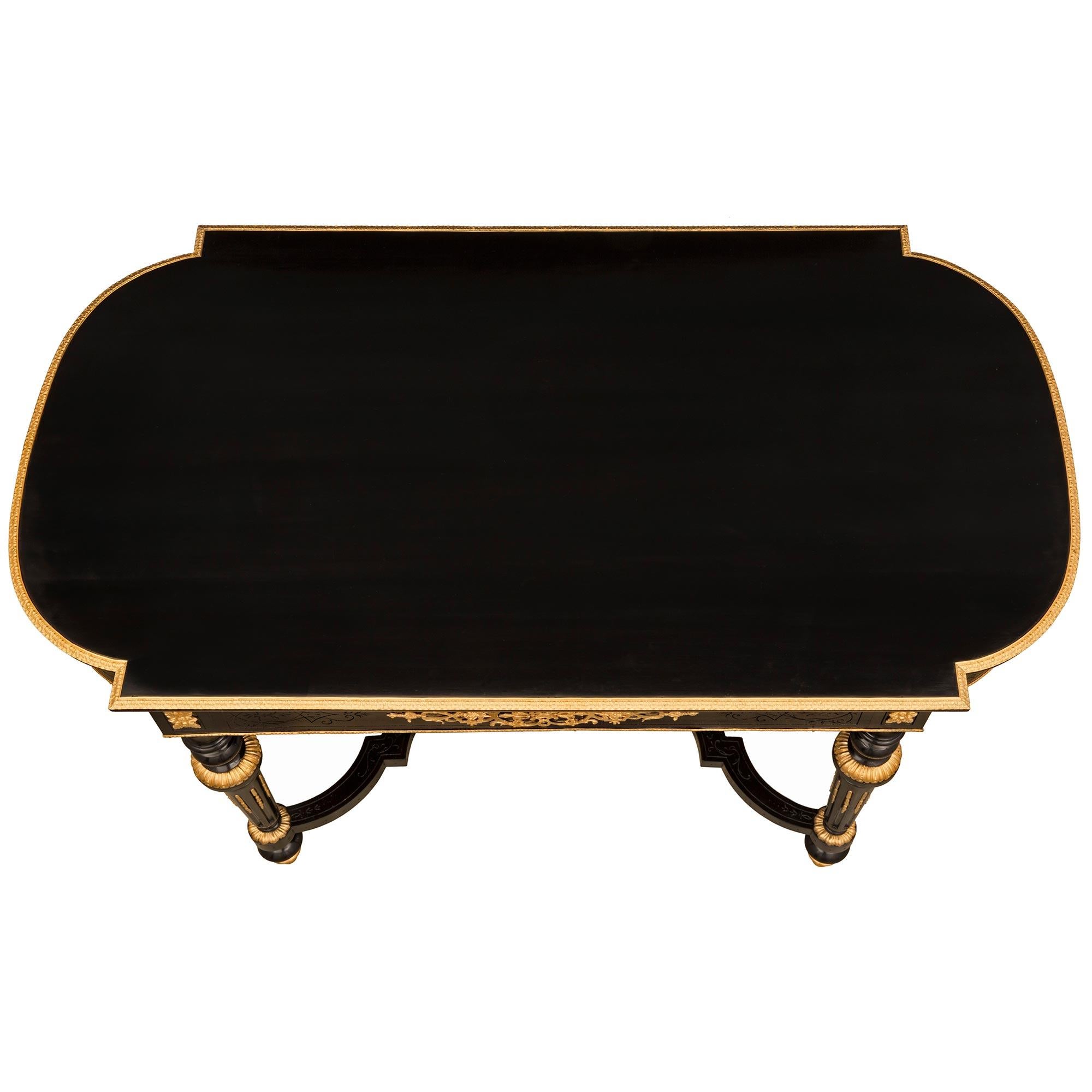Une impressionnante table centrale française du 19ème siècle, d'époque Louis XVI et Napoléon III, en ébène et bronze doré. La table est surélevée par d'exceptionnels et très élégants pieds en bronze doré en forme de topie sous les pieds circulaires