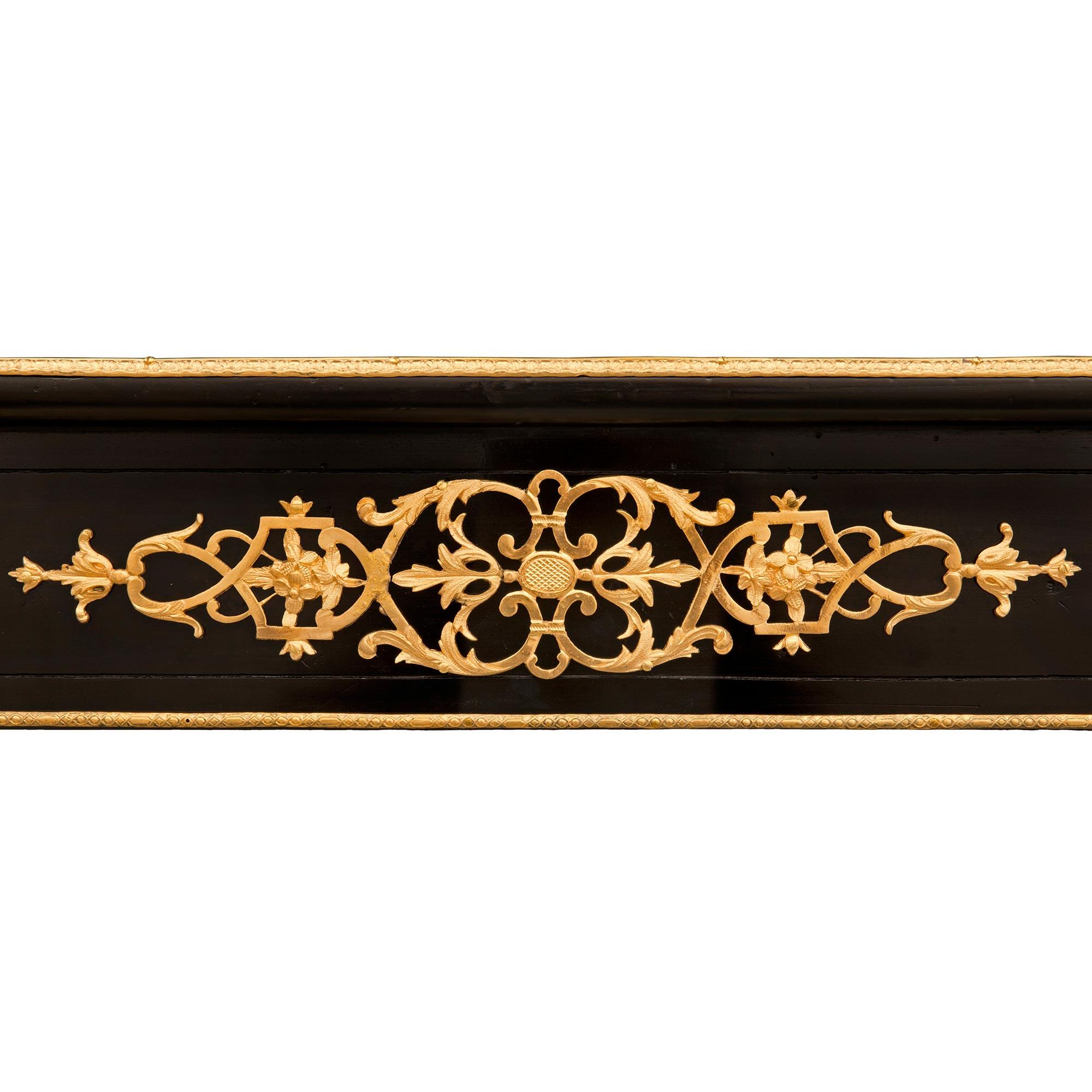 XIXe siècle Table centrale française du 19ème siècle de style Louis XVI en ébène et bronze doré en vente