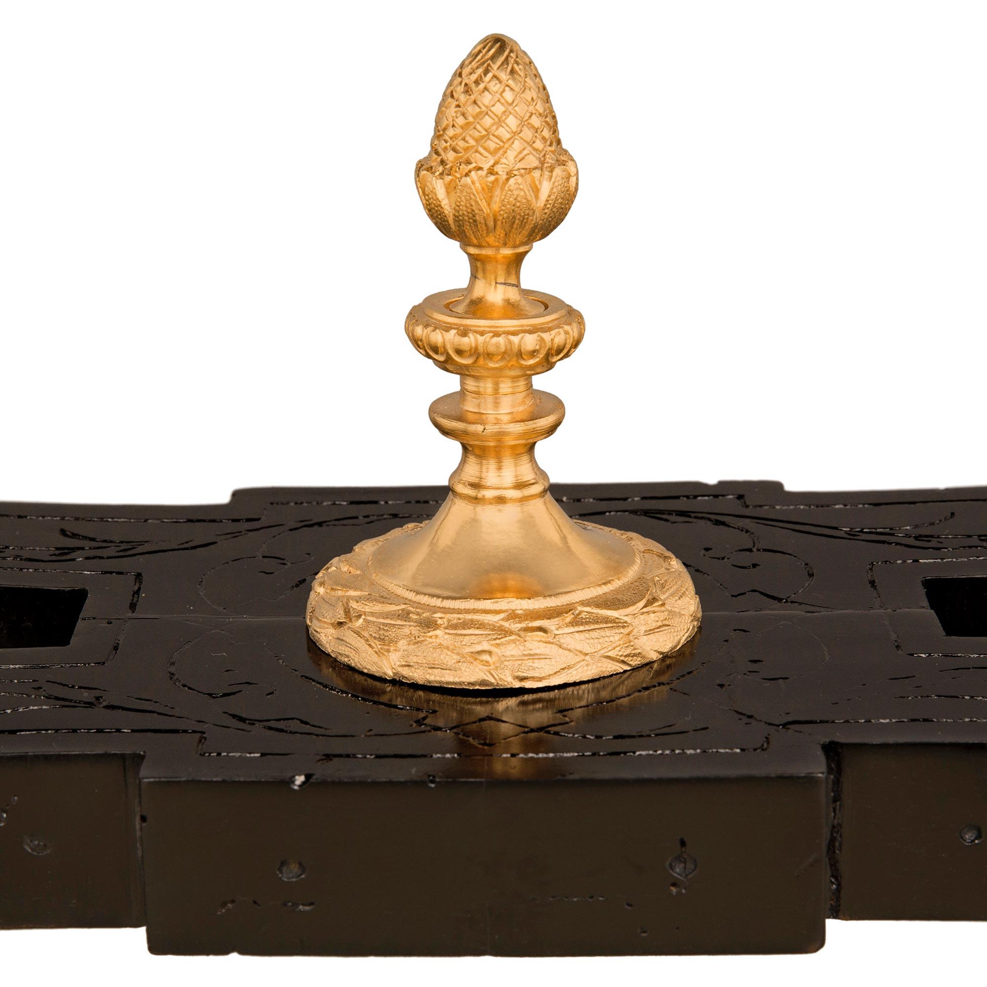 Table centrale française du 19ème siècle de style Louis XVI en ébène et bronze doré en vente 3