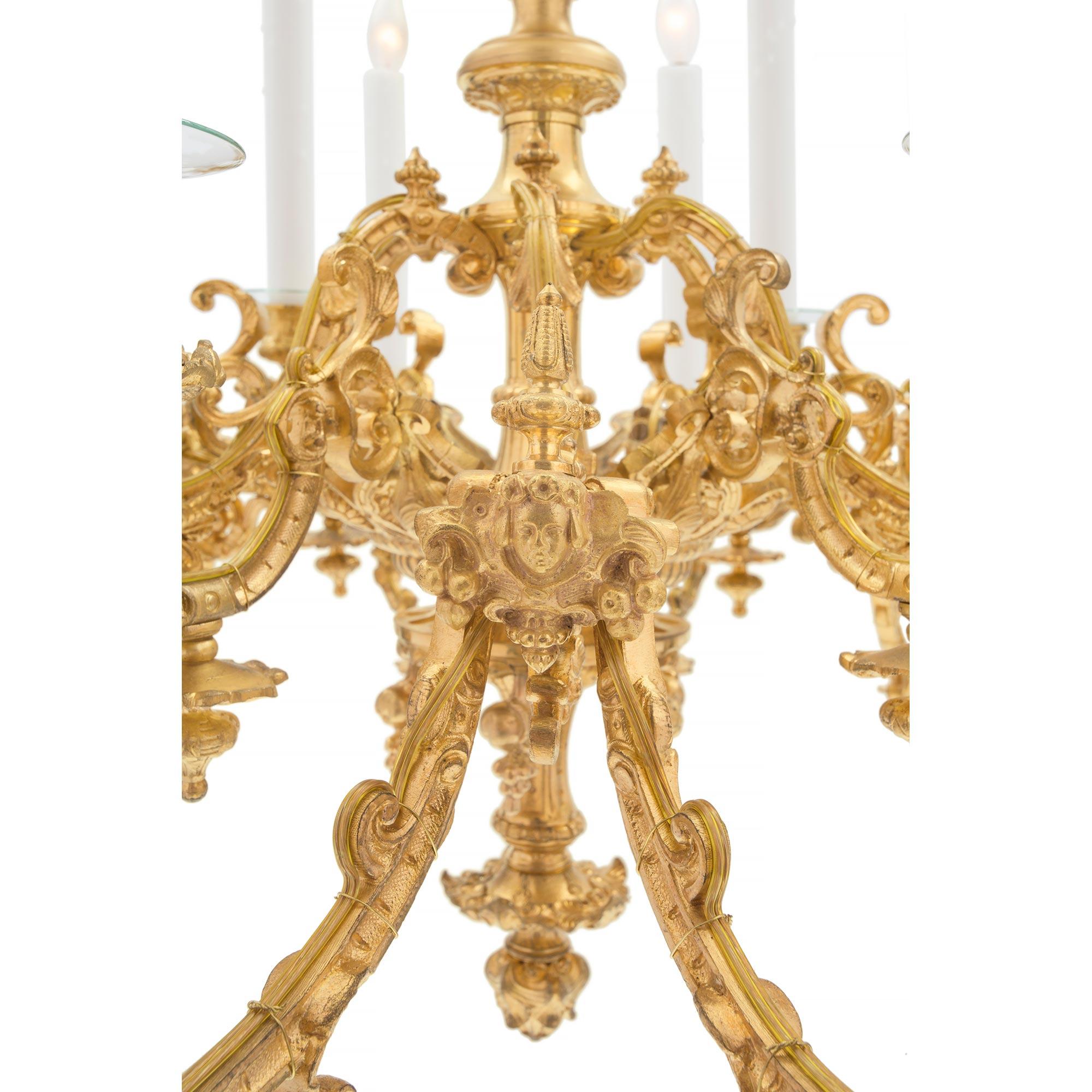 Lampadario francese a diciotto luci in ormolu del XIX secolo Luigi XVI St. in vendita 2