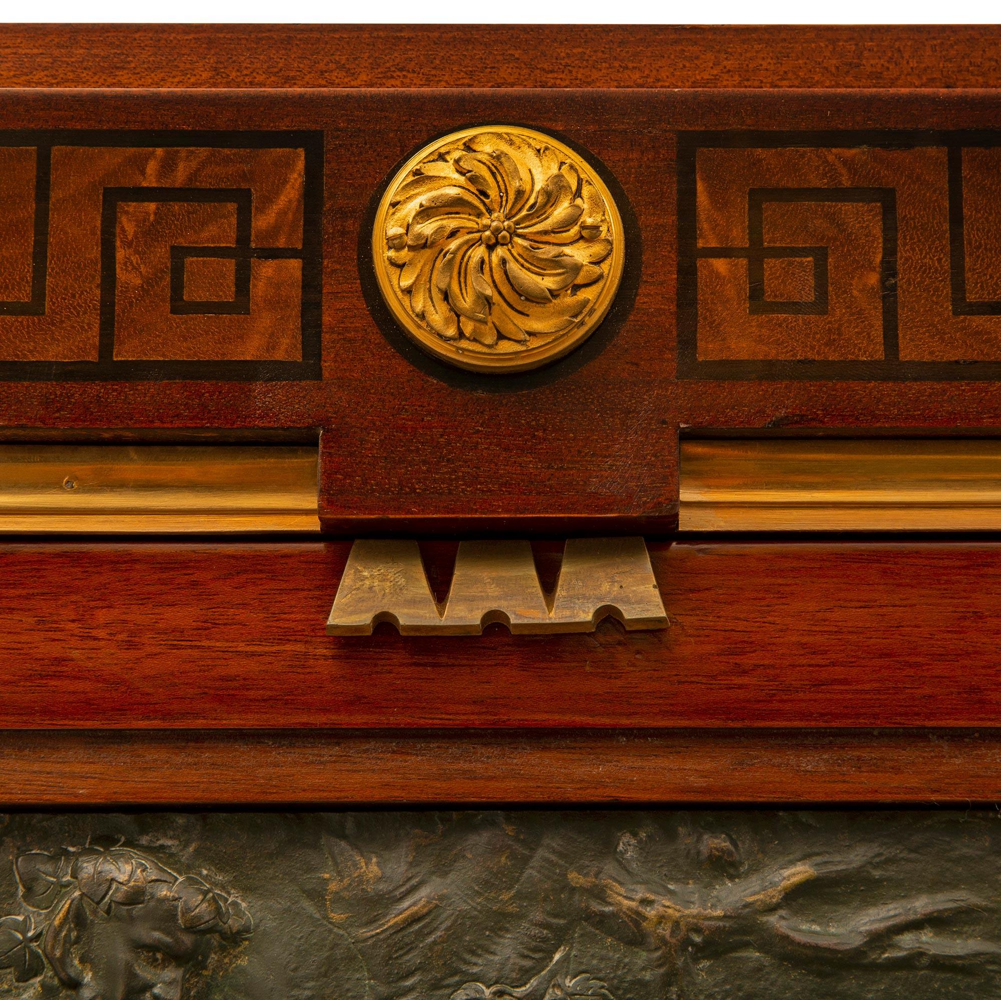 Bronze doré Vitrine en acajou flammé de style Louis XVI du 19ème siècle français en vente