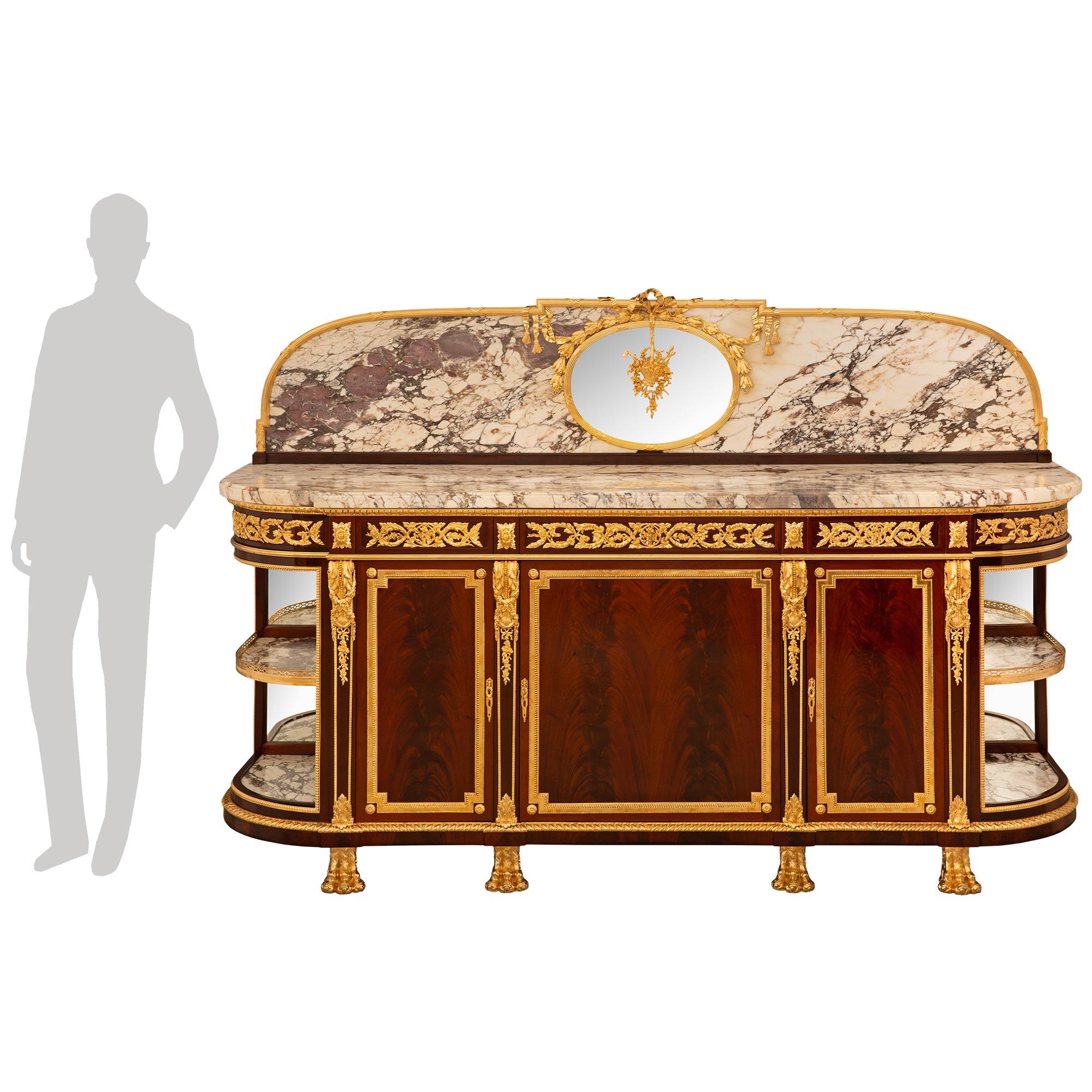 Impresionante y elegantísimo aparador francés del siglo XIX de caoba del s. XVI, ormolu, mármol Fleur de Pêcher y espejo, estampado G. Eisenhardt 59 Faubourg st. Antoine París. Este asombroso bufé de tres puertas y cinco cajones, con su trasera