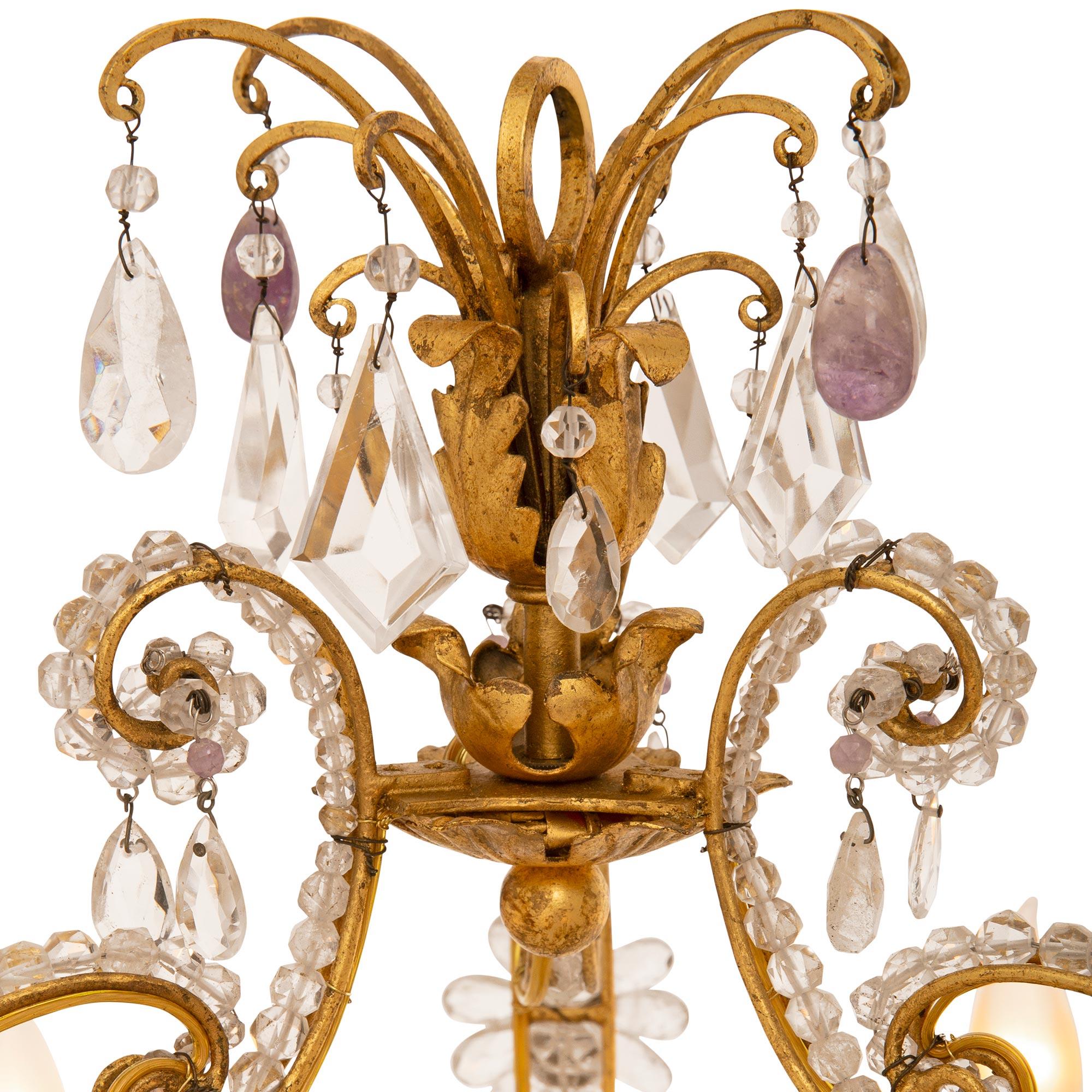 Doré Lustre en fer doré et cristal de roche de style Louis XVI du 19ème siècle en vente