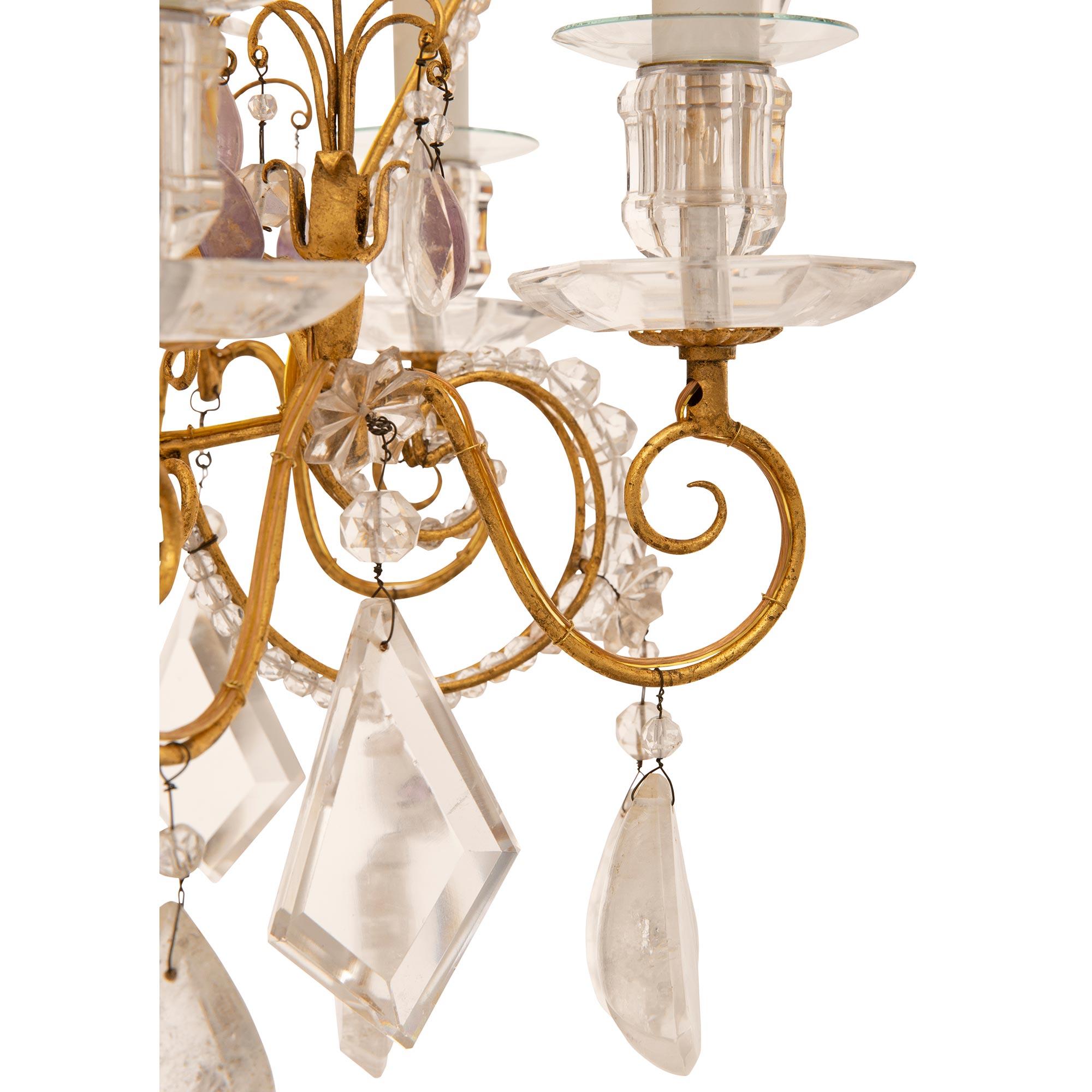 Cristal de roche Lustre en fer doré et cristal de roche de style Louis XVI du 19ème siècle en vente