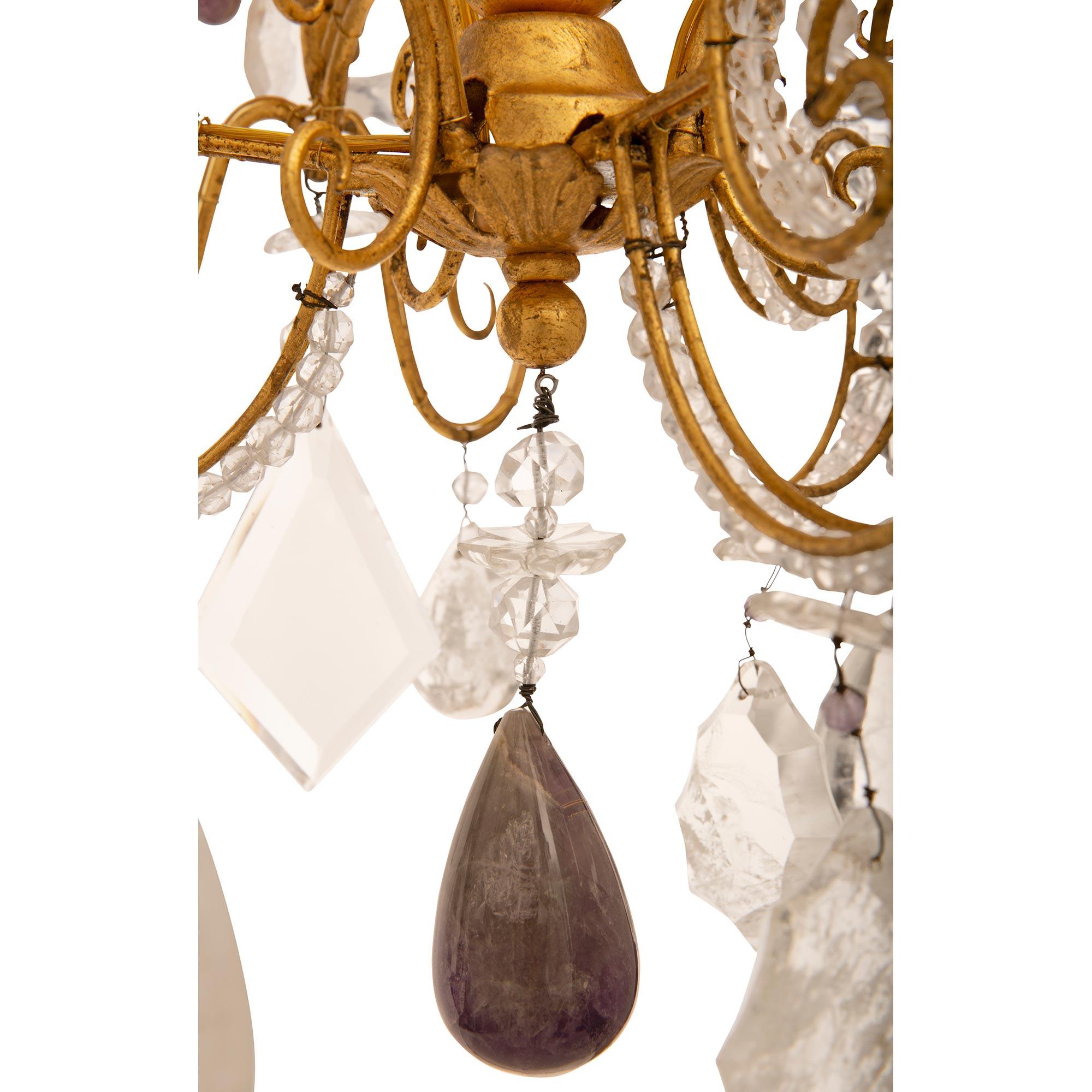 Lustre en fer doré et cristal de roche de style Louis XVI du 19ème siècle en vente 1