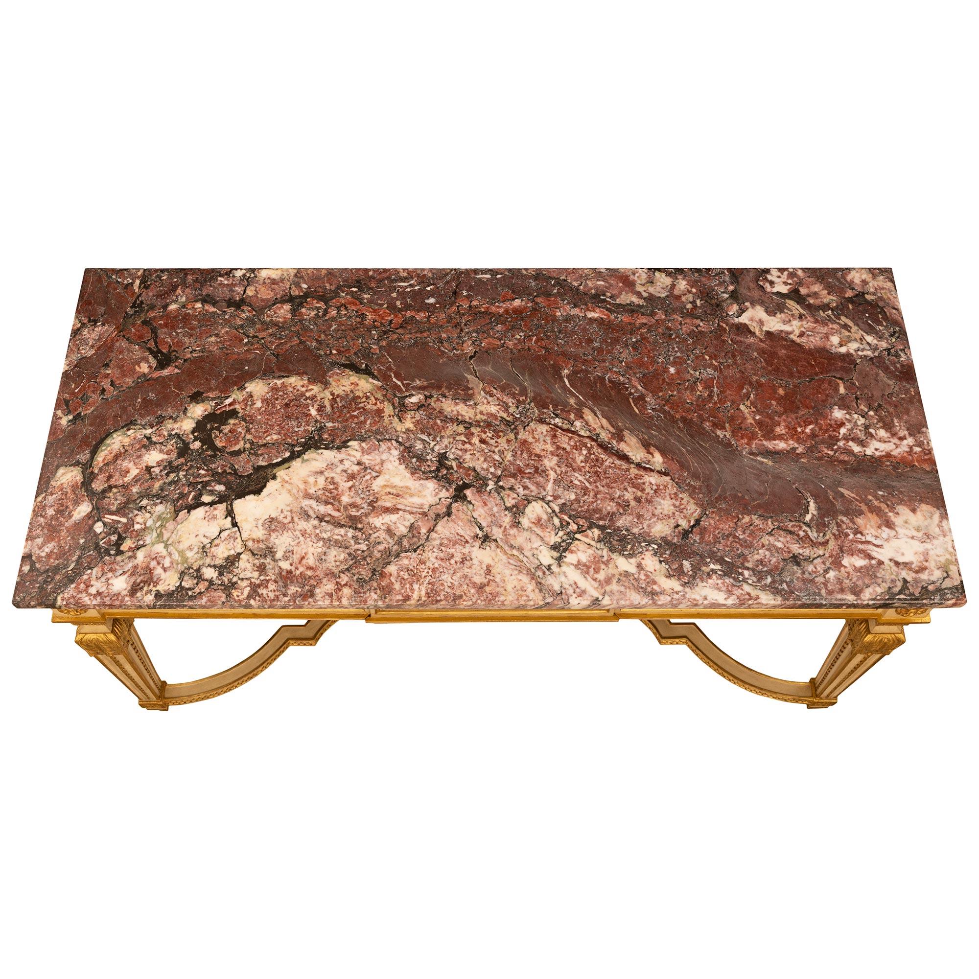 Mesa de centro francesa del siglo XIX, estilo Luis XVI, de madera dorada y mármol Breche Rouge en venta 6